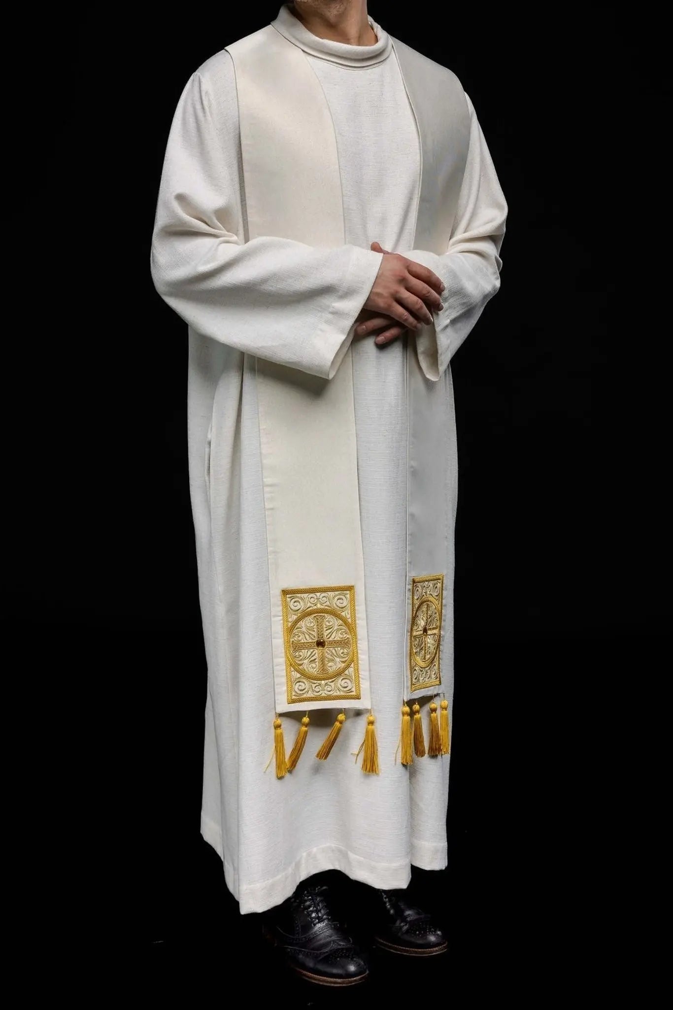 Estola de sacerdote bordada decorada con tachuelas