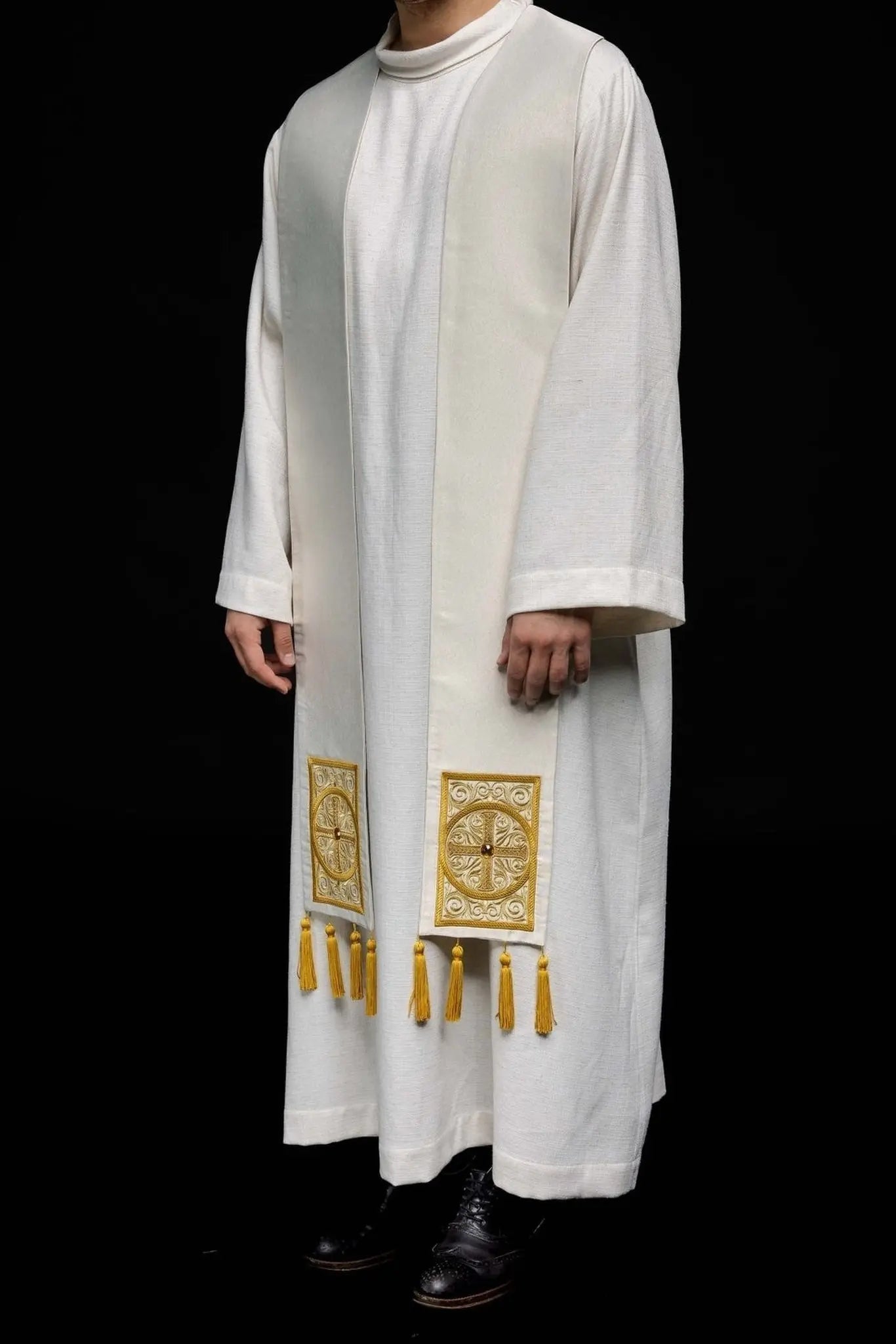 Estola de sacerdote bordada decorada con tachuelas