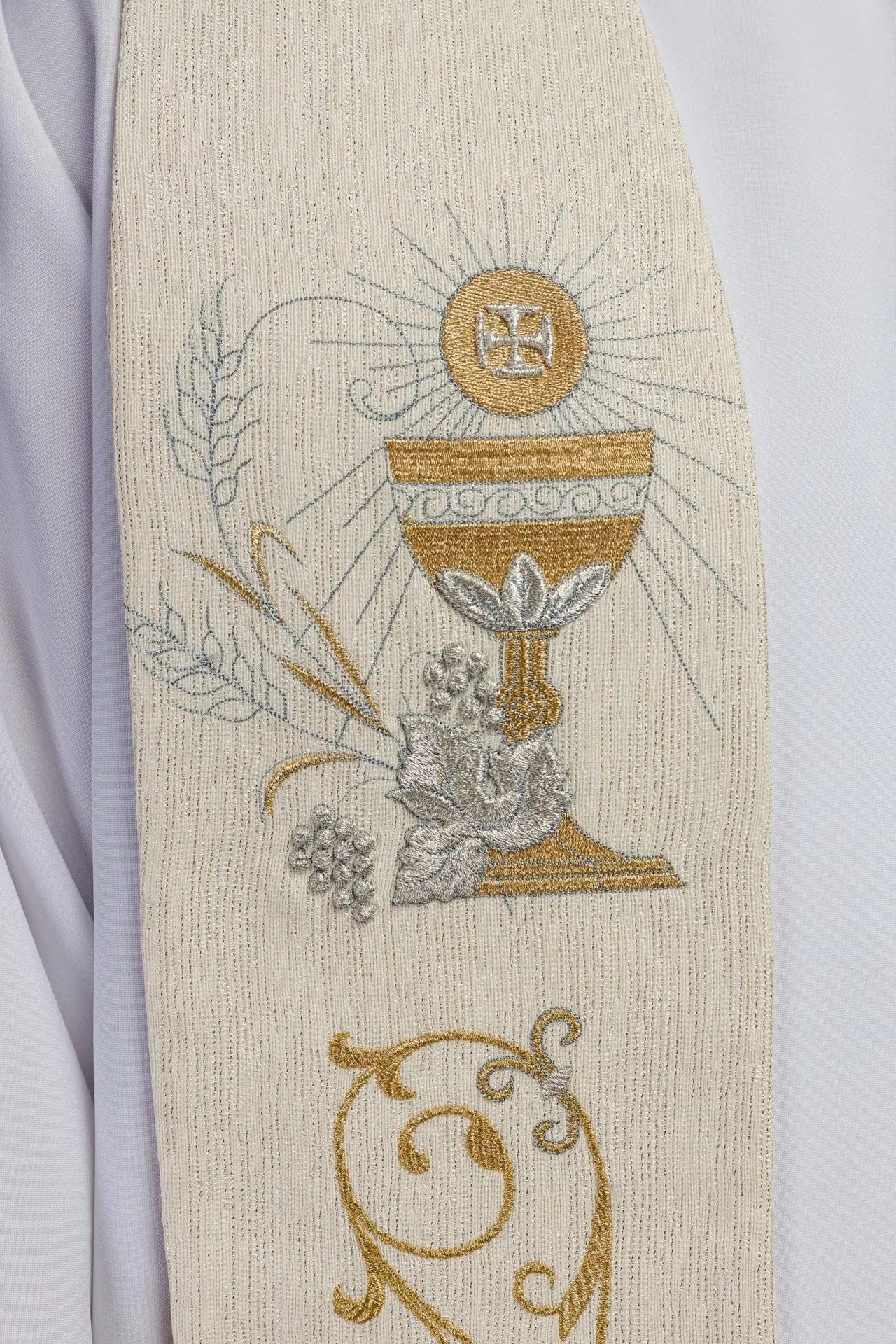 Estola de sacerdote con IHS bordado y cáliz eucarístico ecru
