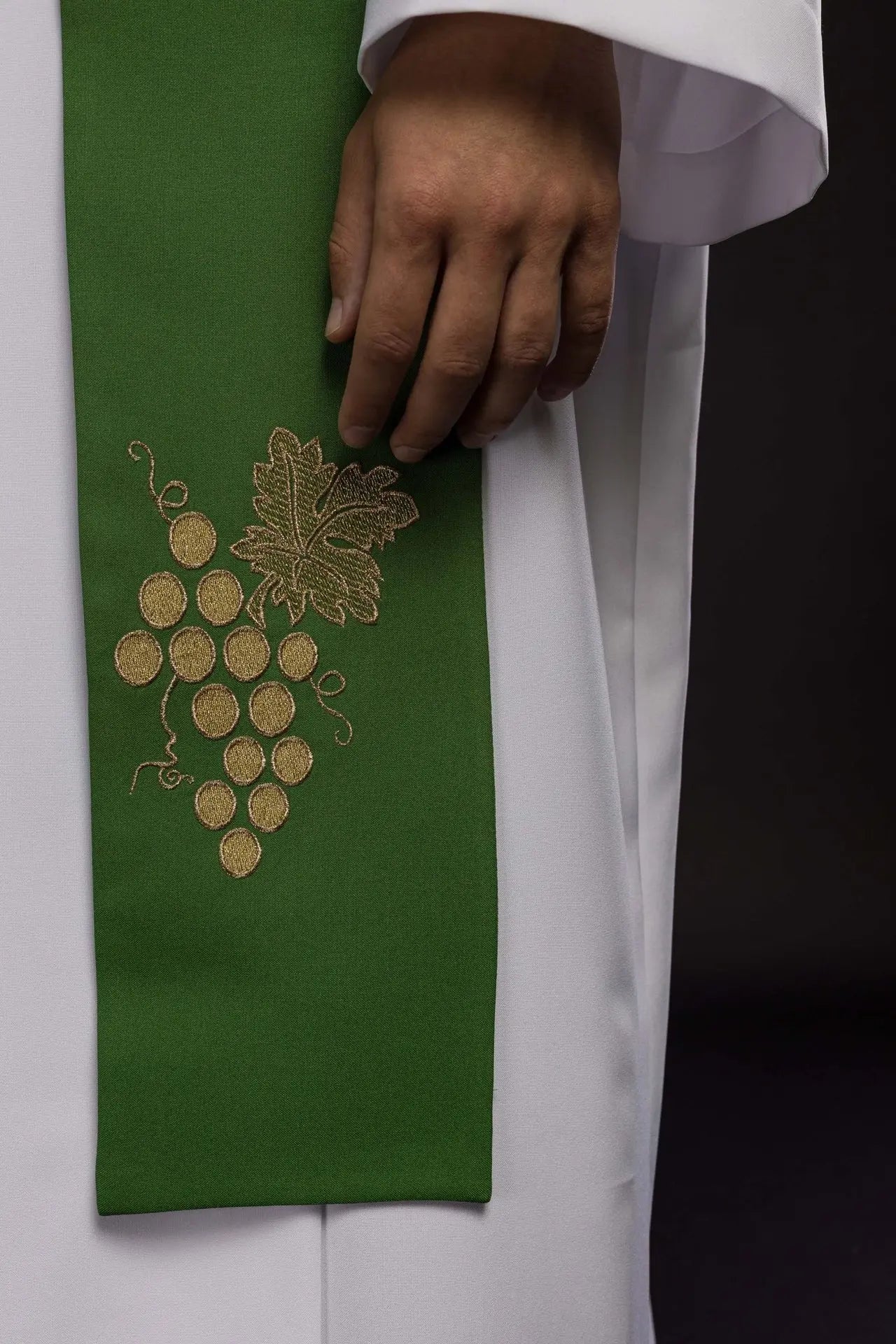 Estola de sacerdote verde bordada con IHS y uvas