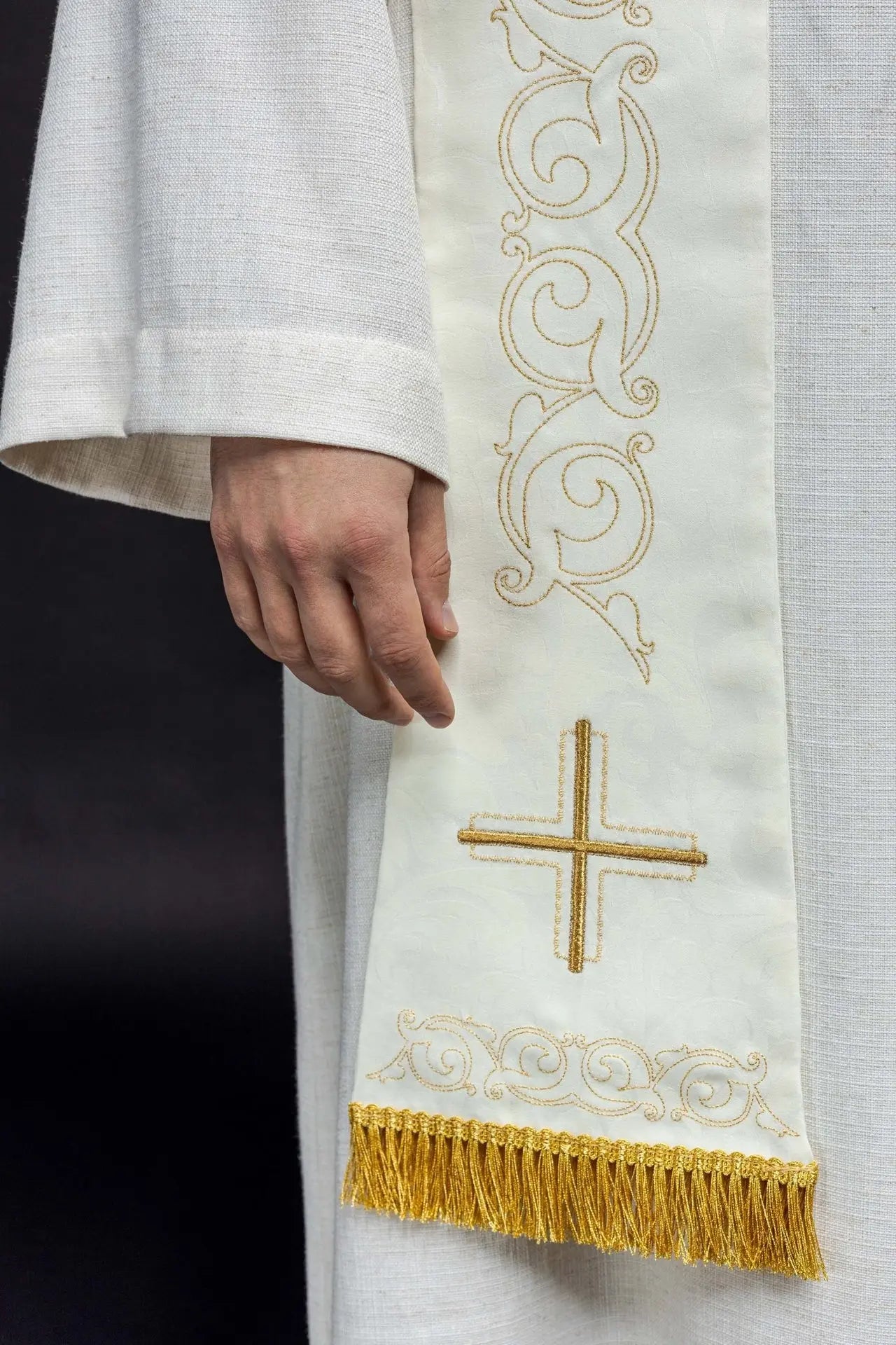 Estola romana con bordado de cruz