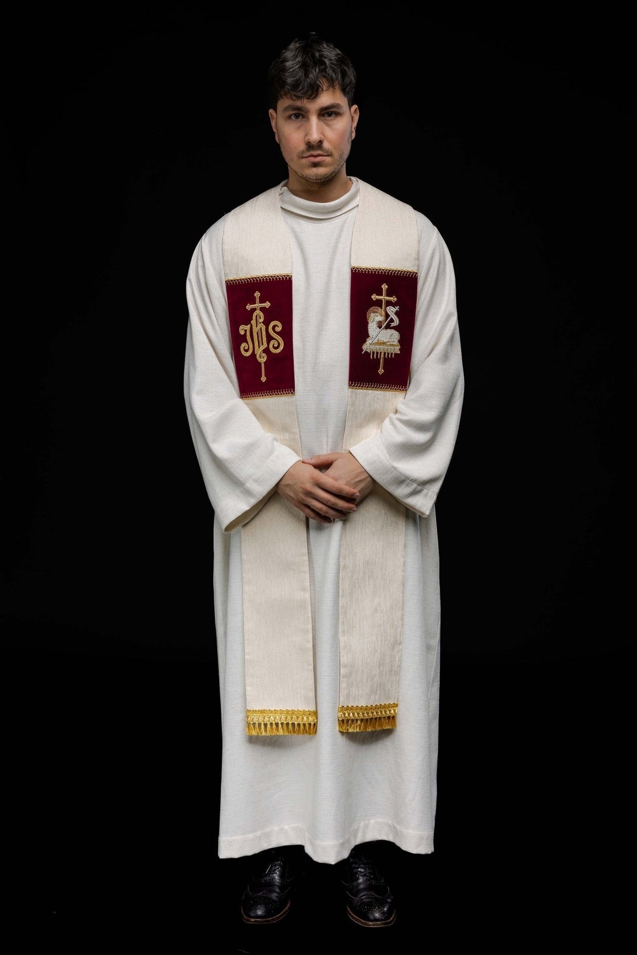 Stuła z haftowanym Barankiem Bożym i symbolem JHS