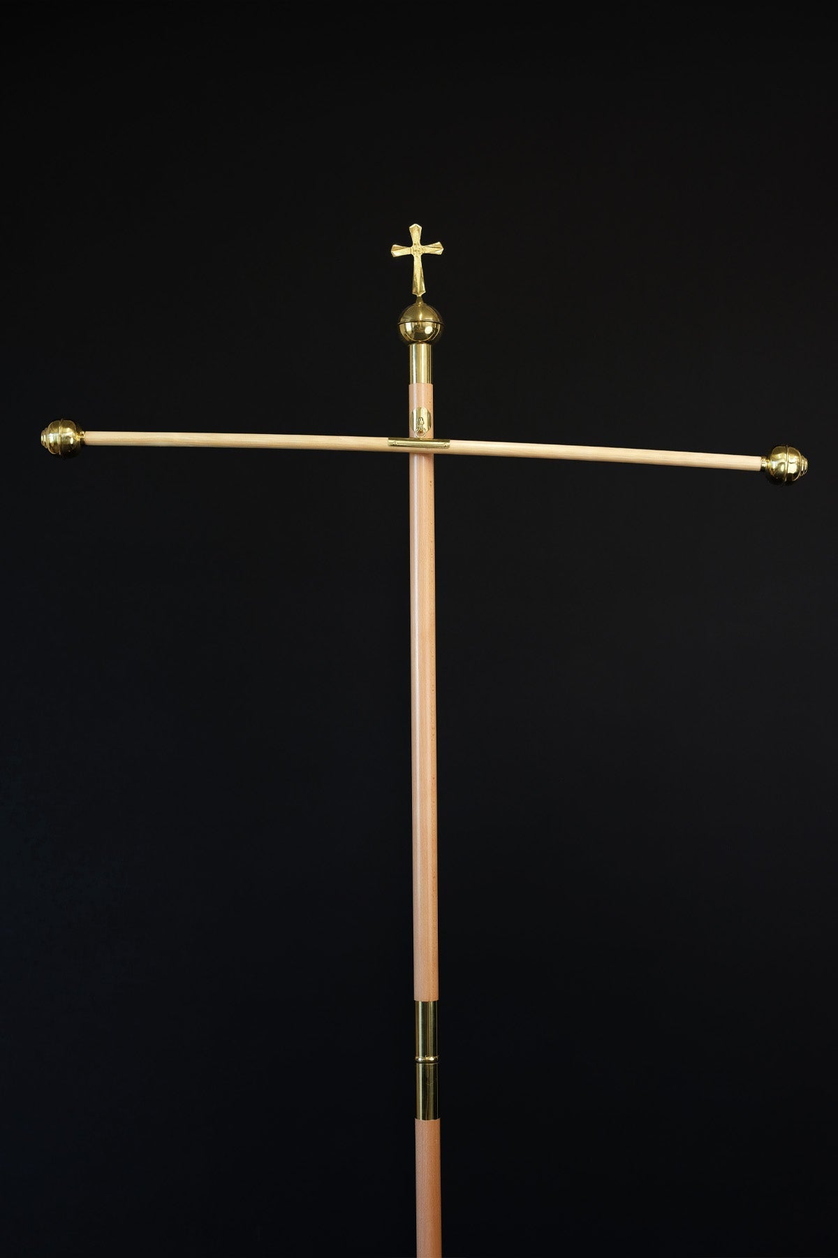 Madera clara varal de estandarte con cruz decorativa, piezas desmontadas