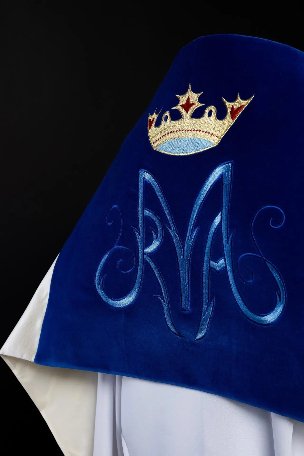 Embroidered veil with Marian motif