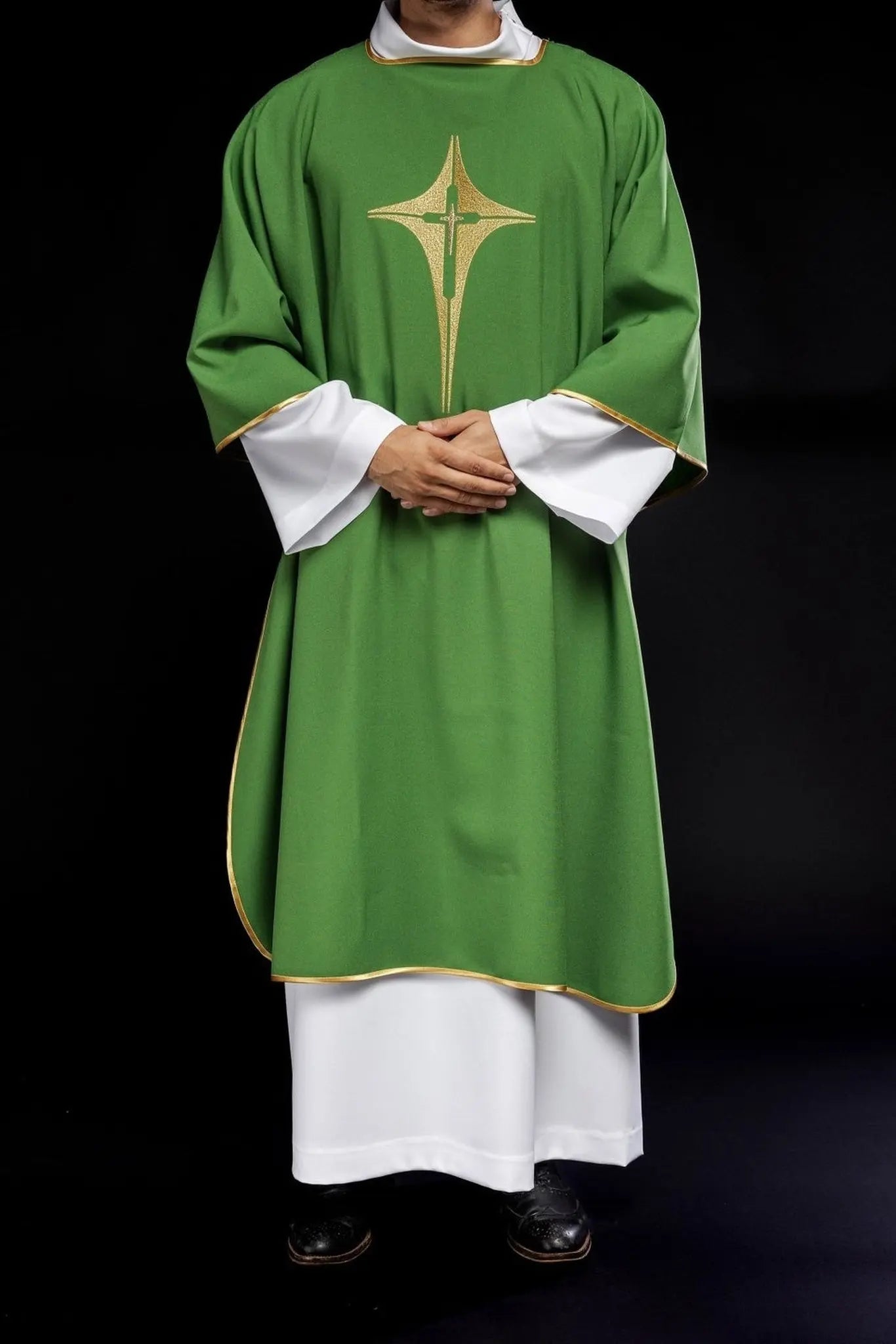 Dalmatina verde con cruz dorada bordada