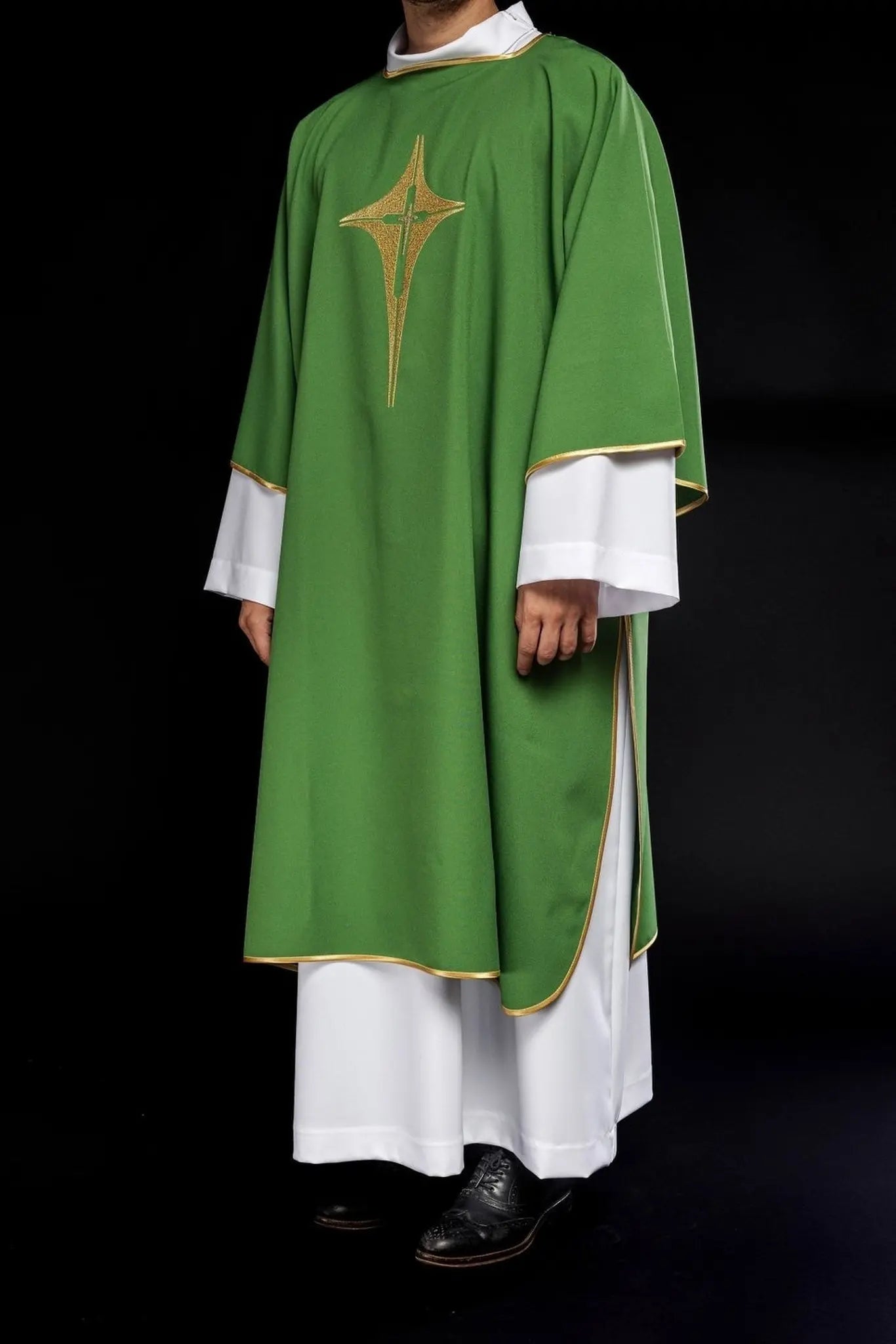 Dalmatina verde con cruz dorada bordada