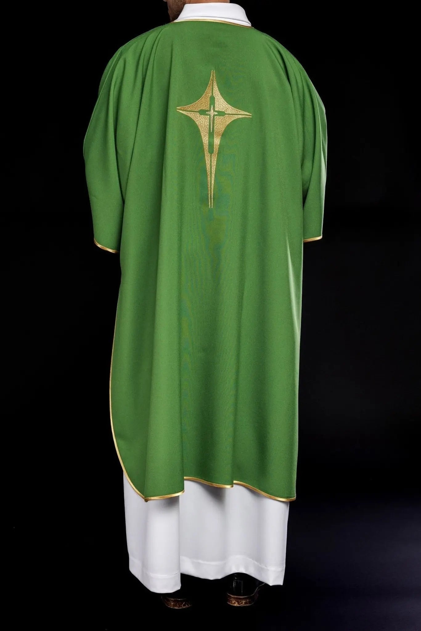 Dalmatina verde con cruz dorada bordada