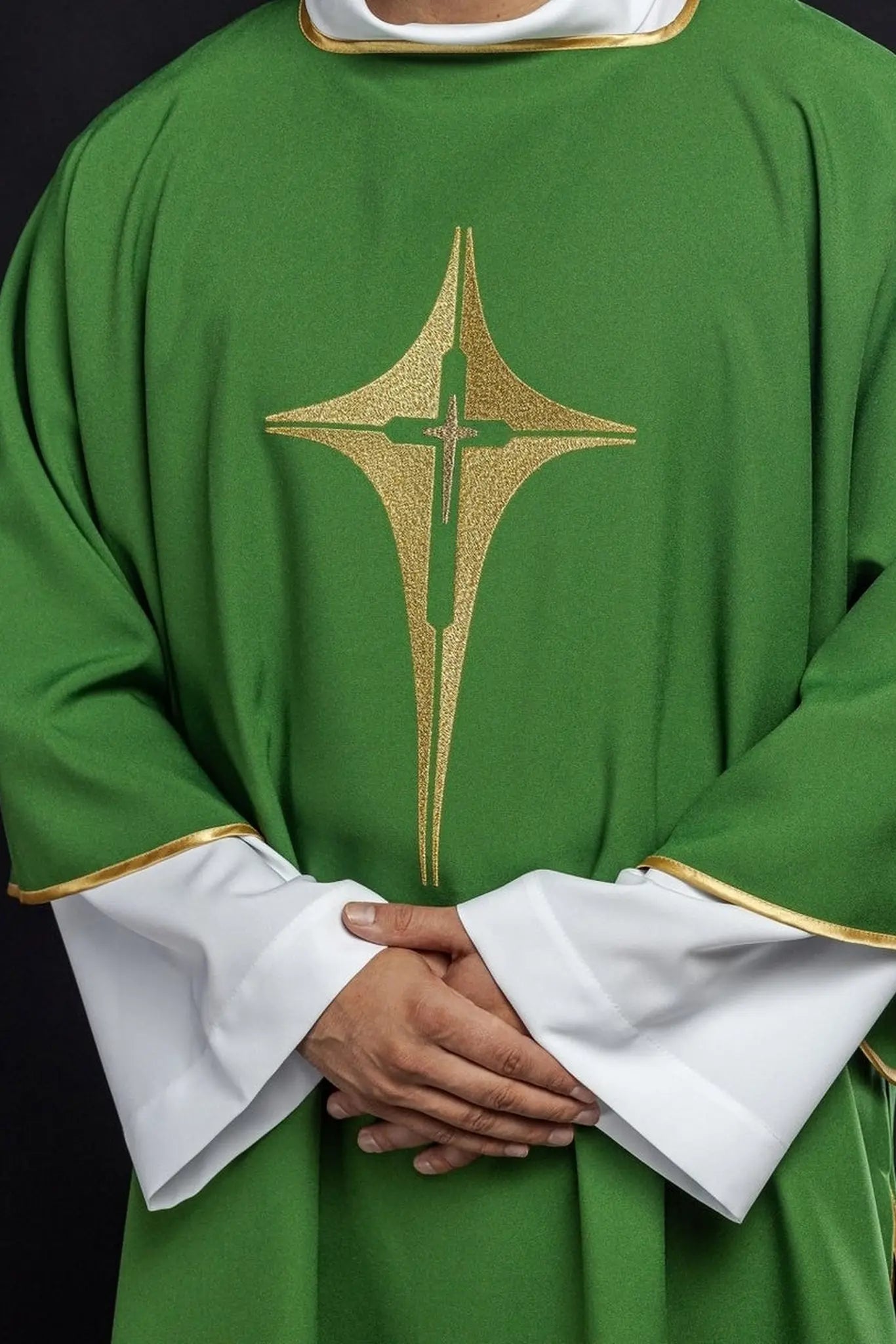 Dalmatina verde con cruz dorada bordada