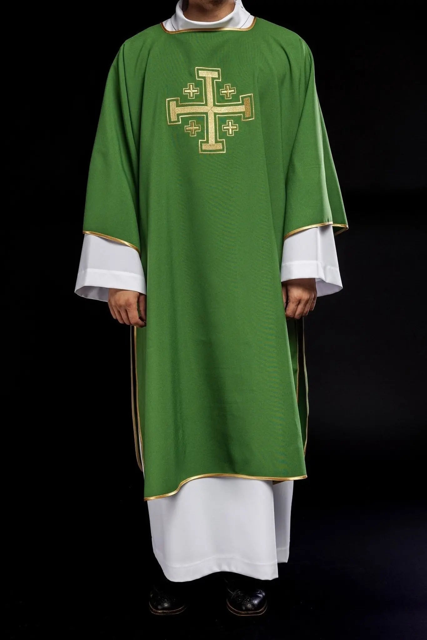 Dalmatina verde con cruces doradas bordadas