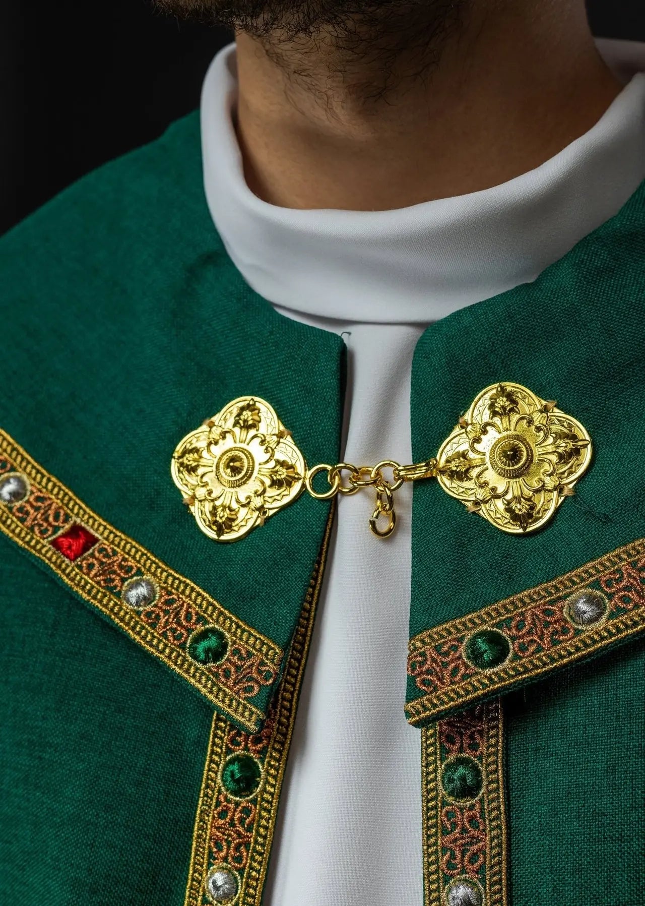 Capa litúrgica verde con IHS dorado