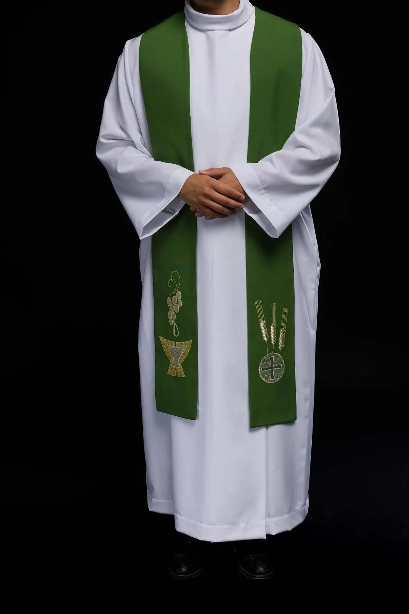 Estola verde de sacerdote bordada con cáliz, espigas y uvas
