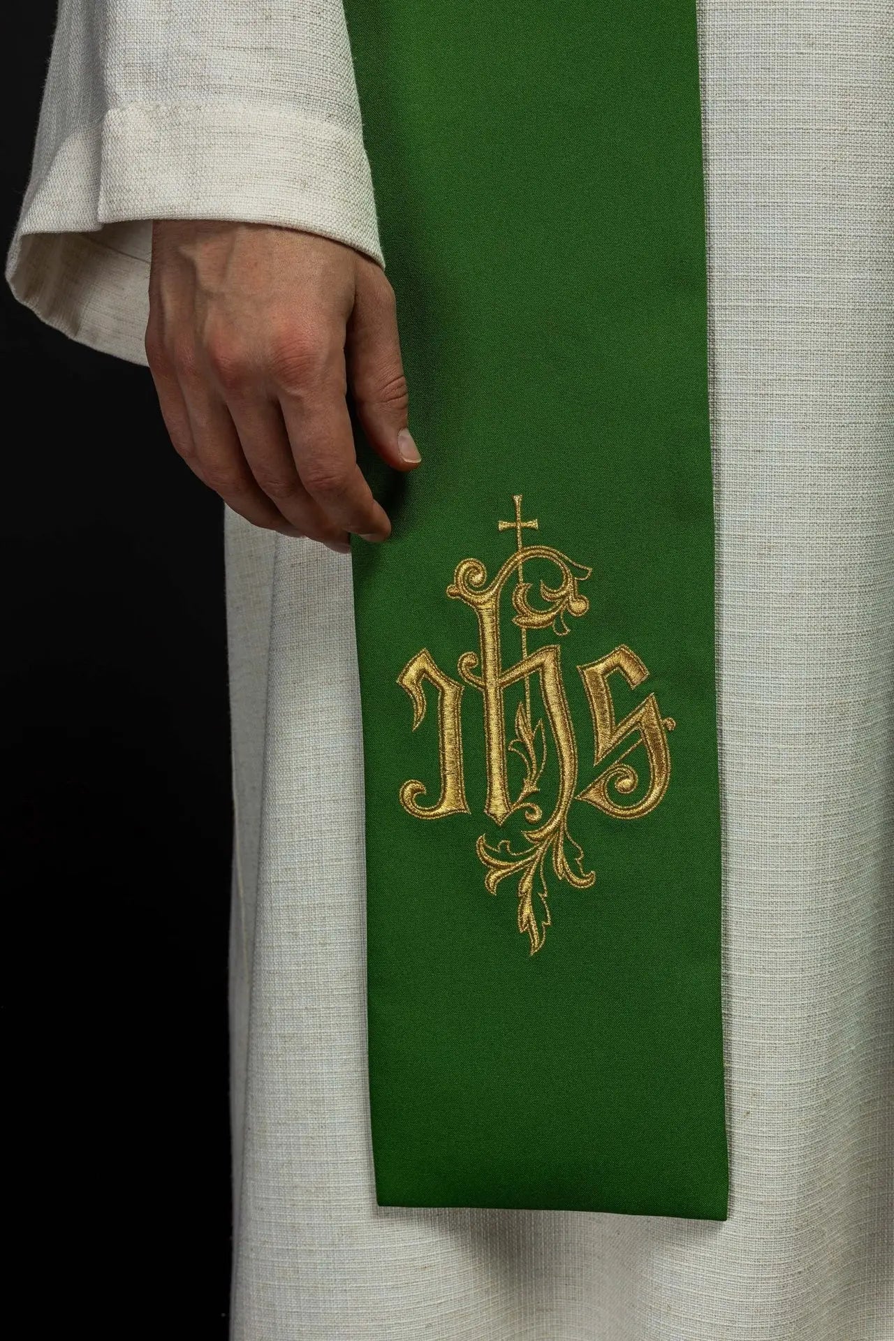 Estola verde con bordado IHS