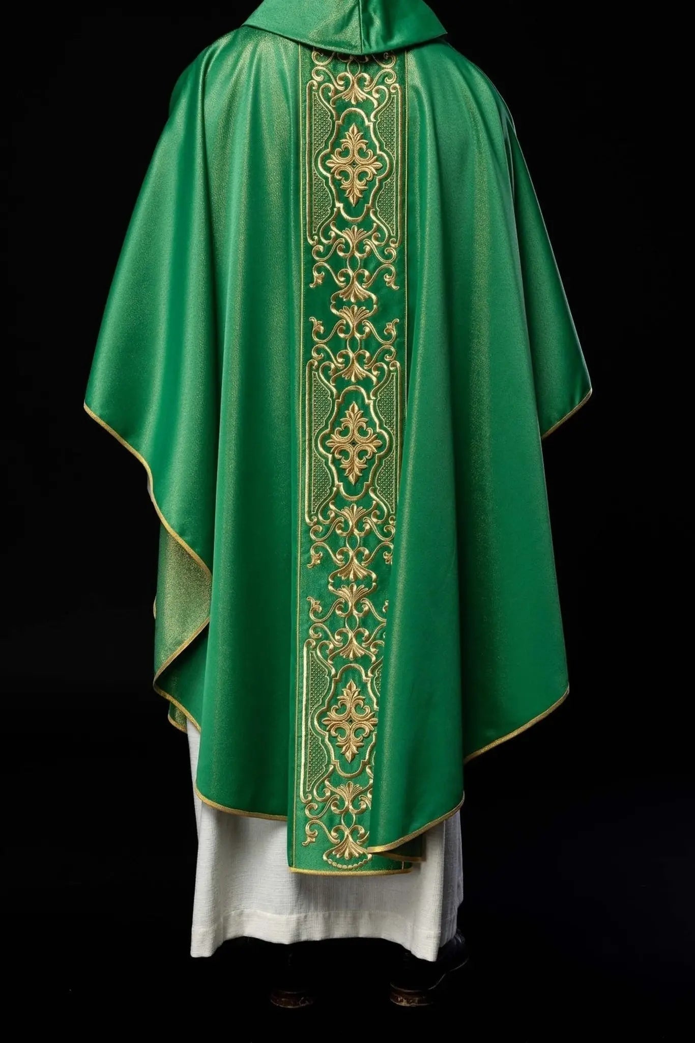 Green chasuble richly embroidered lustre