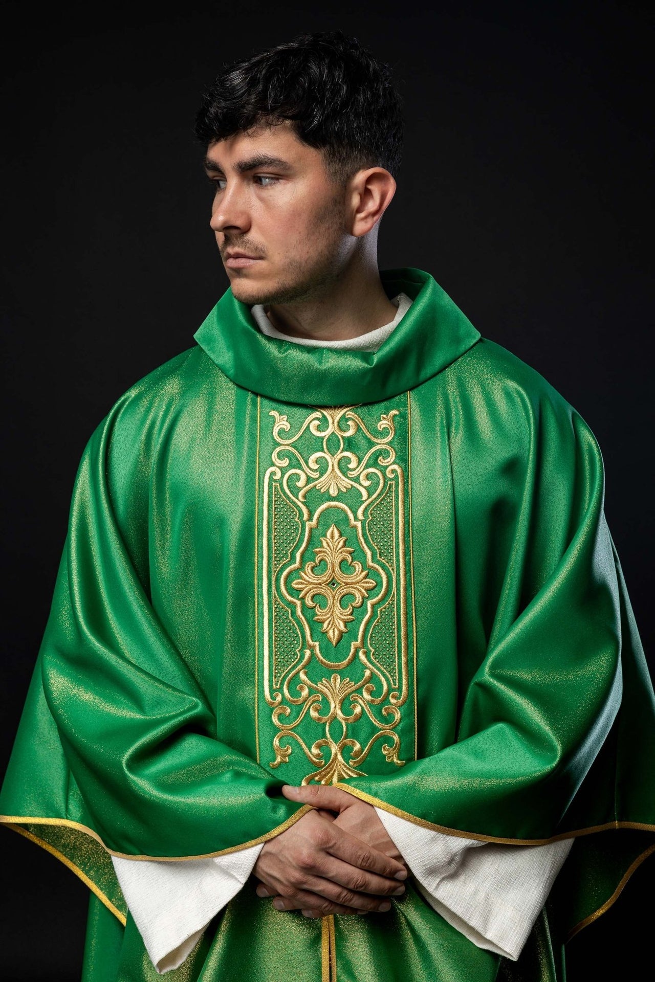 Zielony ornat bogato haftowany połyskujący