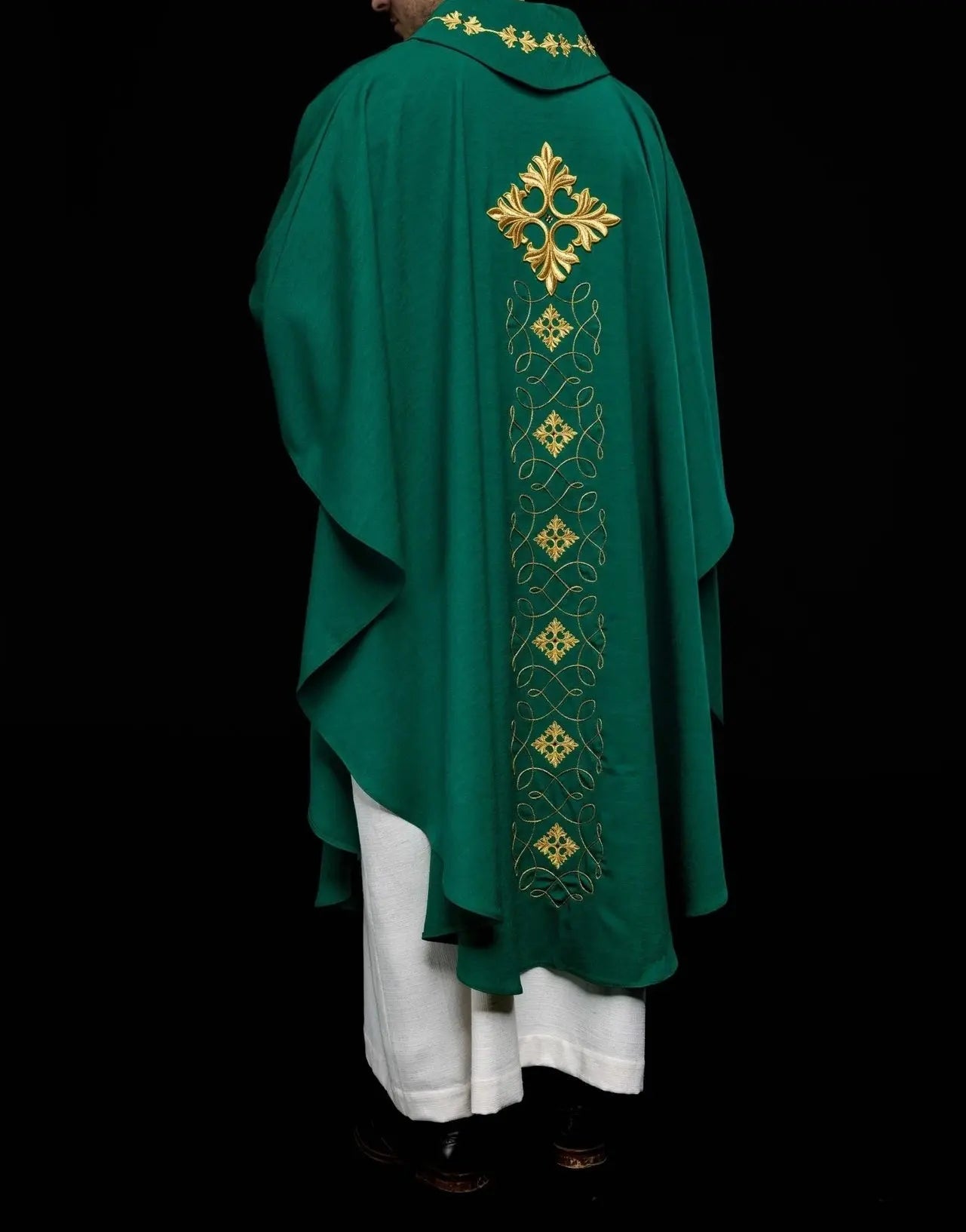 Casulla verde ricamente bordada con hilo y piedras