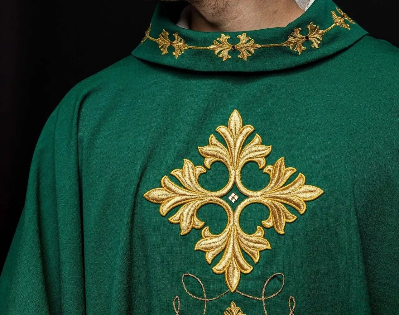 Casulla verde ricamente bordada con hilo y piedras