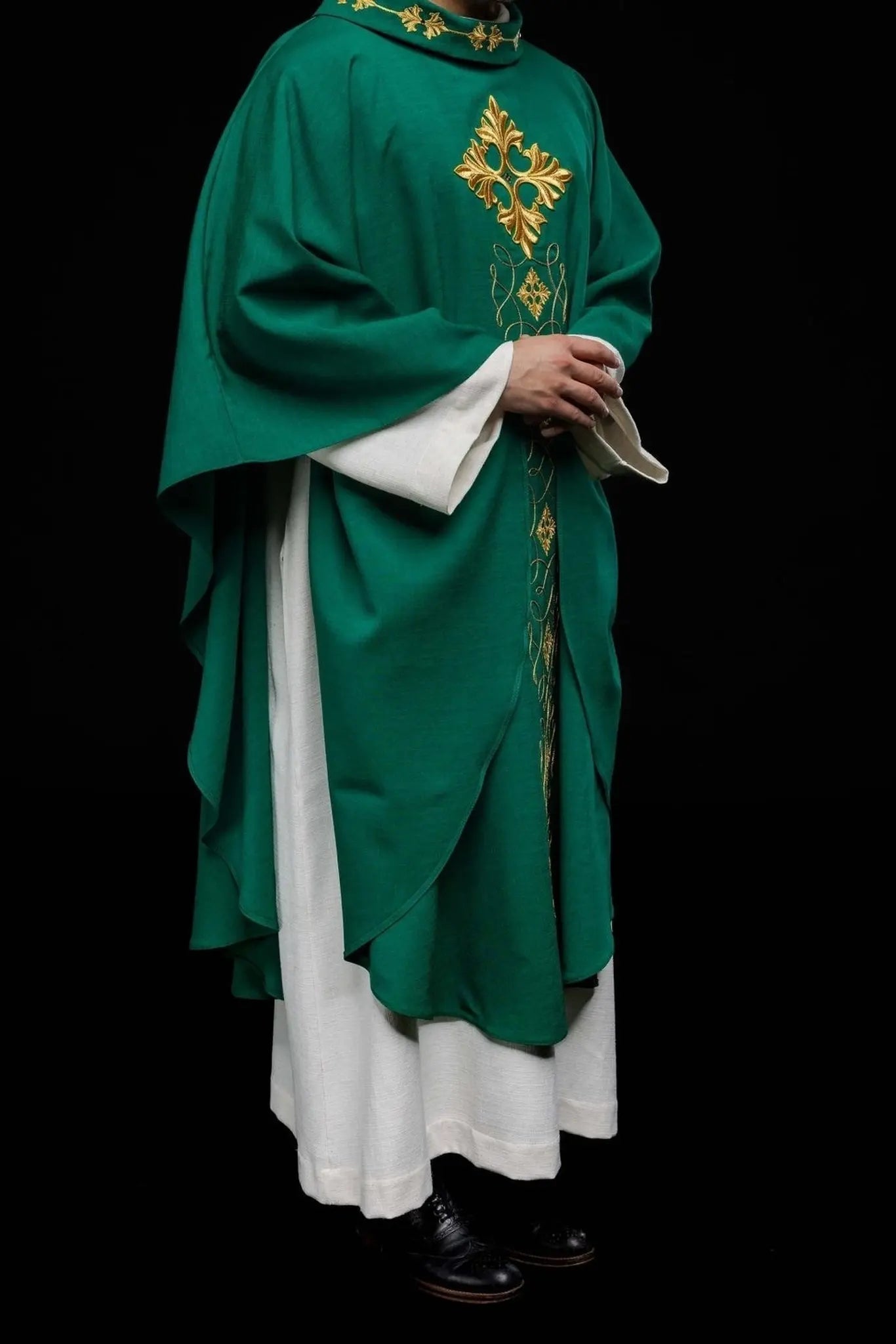 Casulla verde ricamente bordada con hilo y piedras