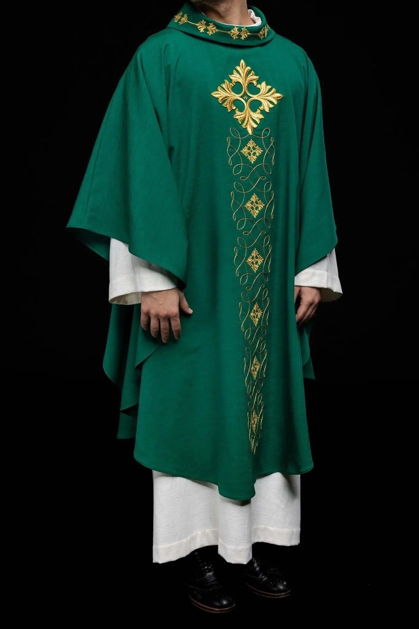 Casulla verde ricamente bordada con hilo y piedras