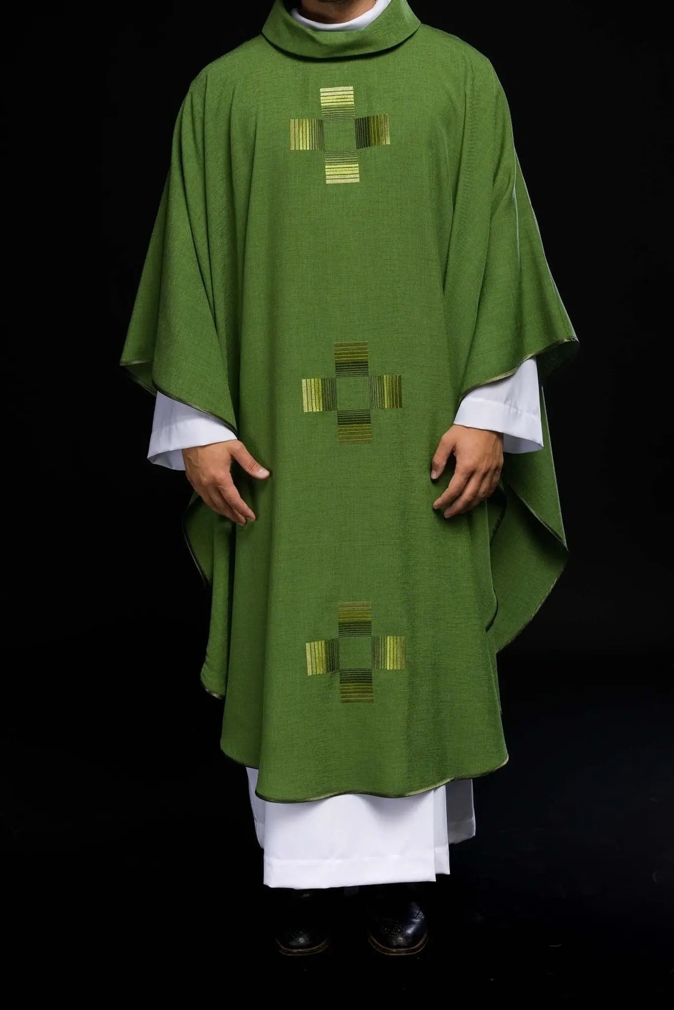 Casulla verde con cruces bordadas