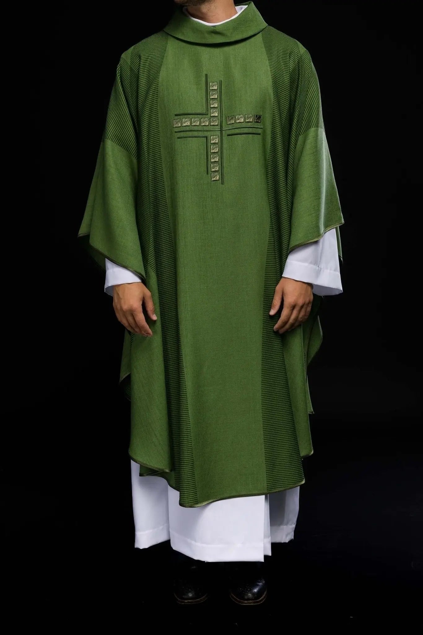Casulla litúrgica verde con cruz