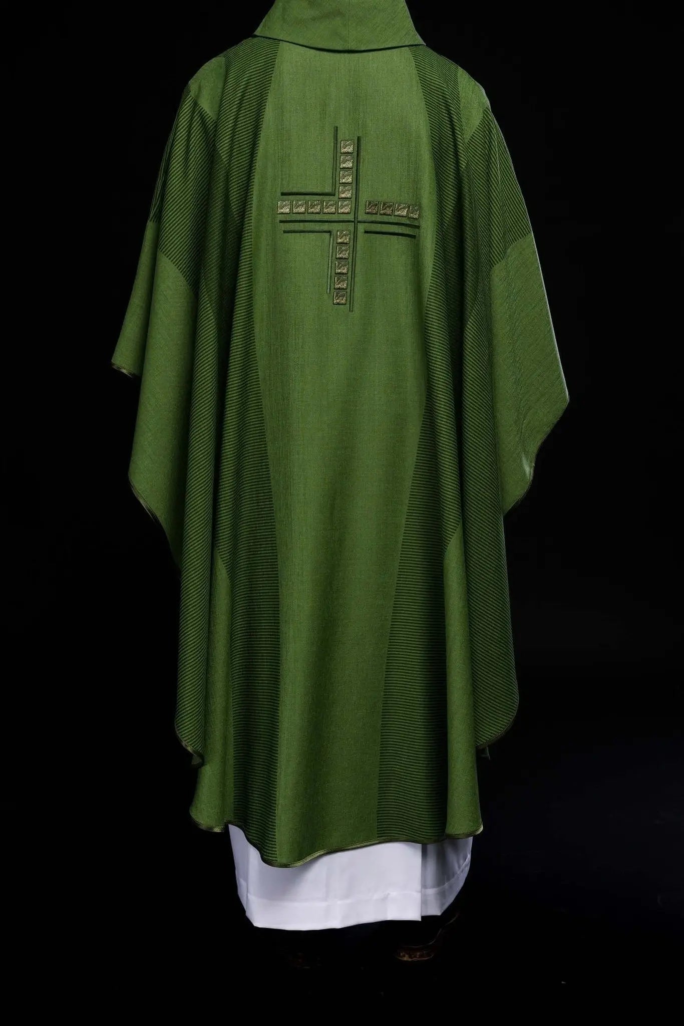 Casulla litúrgica verde con cruz