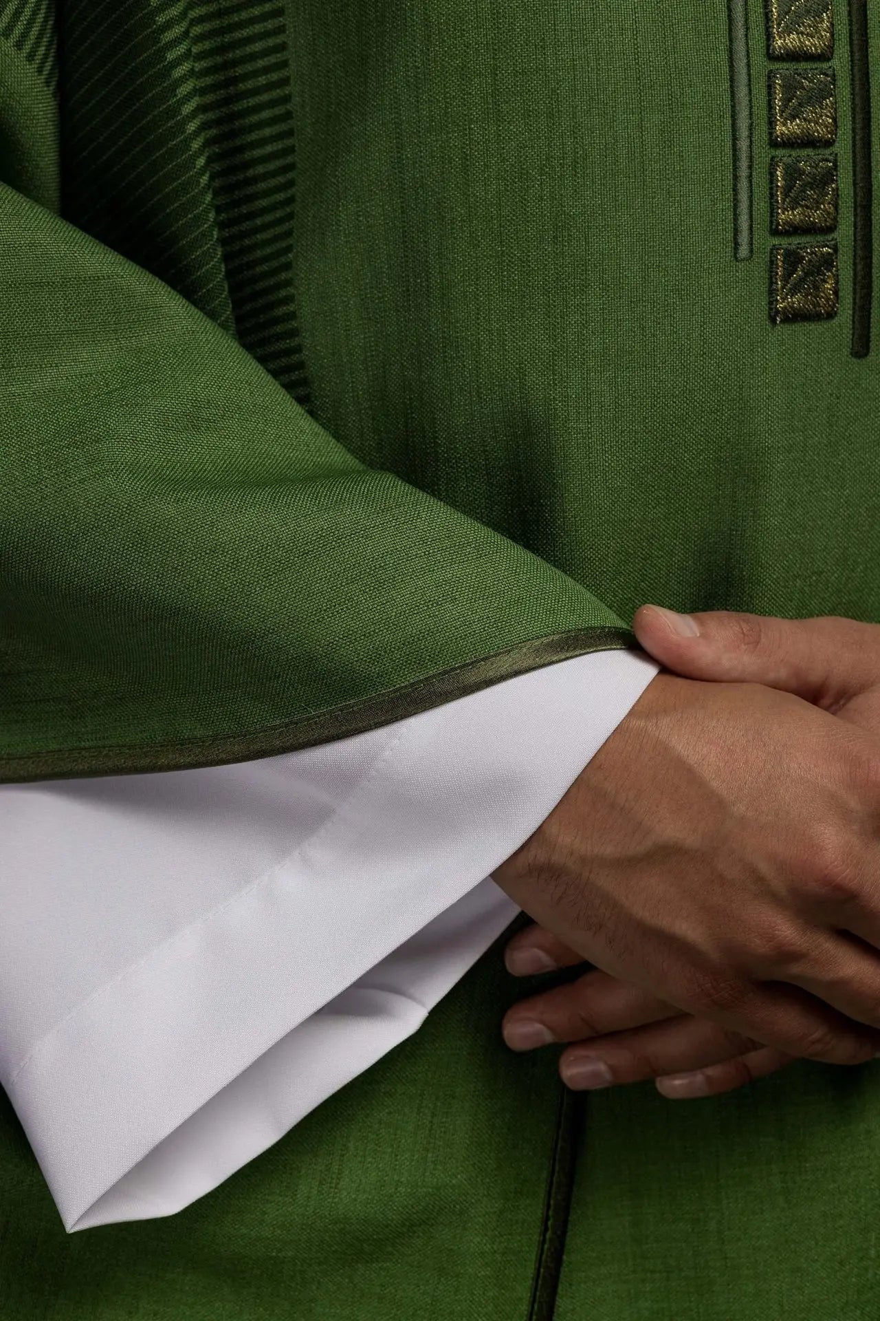 Casulla litúrgica verde con cruz