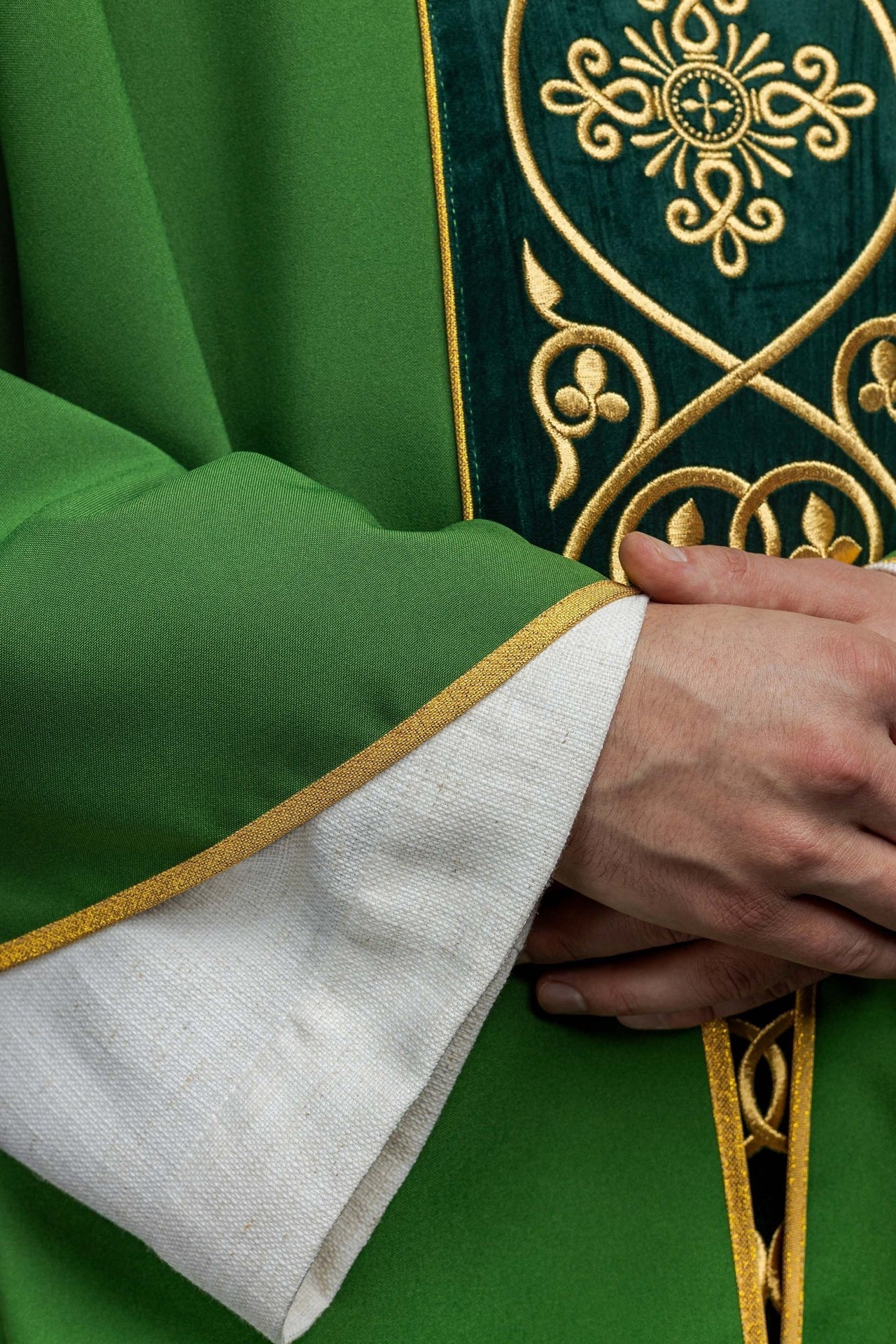 Zielony ornat liturgiczny zdobiony haftem na aksamicie