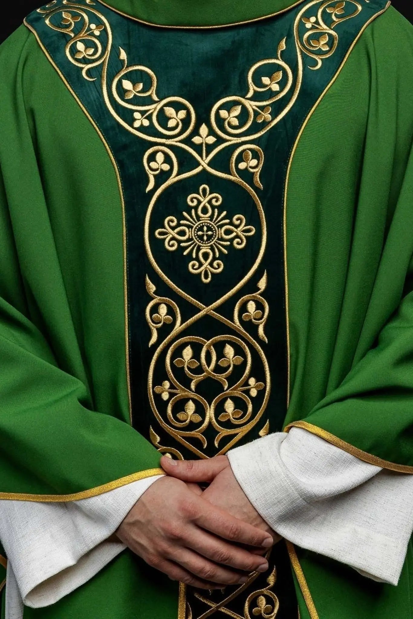 Casulla litúrgica verde decorada con bordados en terciopelo