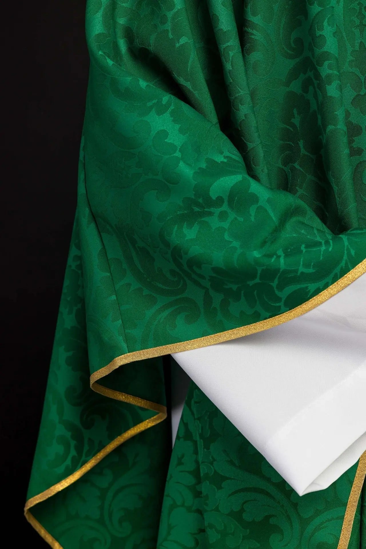 Casulla litúrgica verde decorada con cinturón bordado