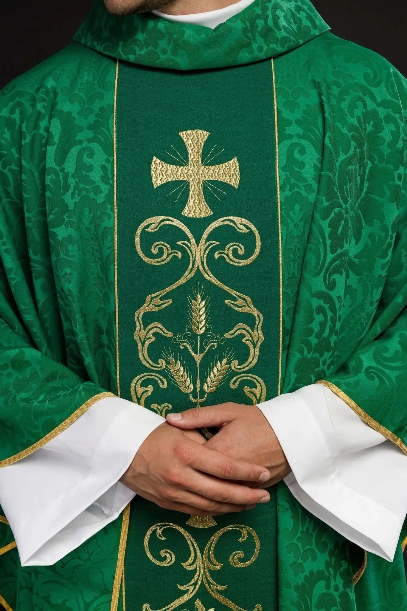 Casulla litúrgica verde decorada con cinturón bordado