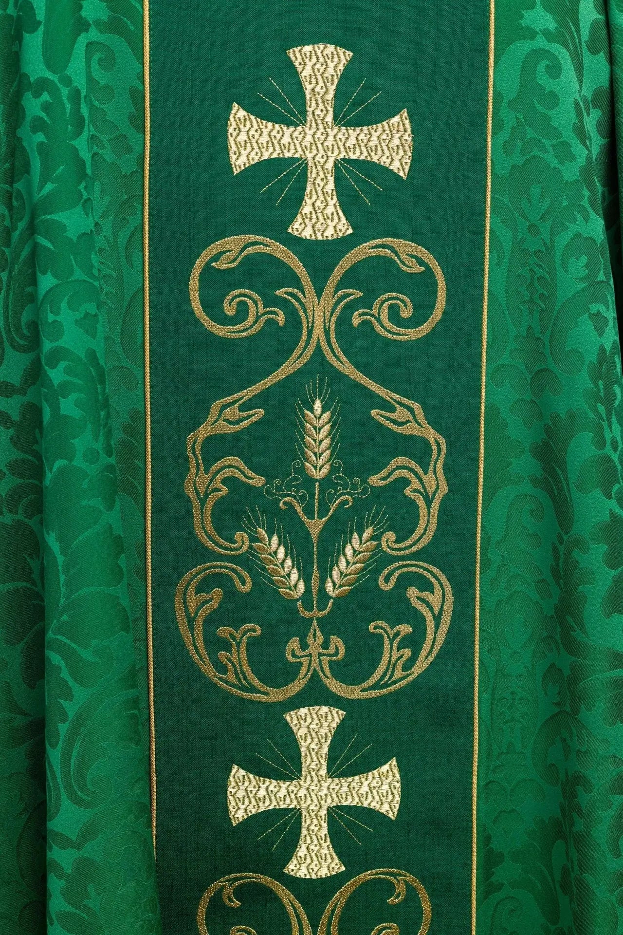 Casulla litúrgica verde decorada con cinturón bordado