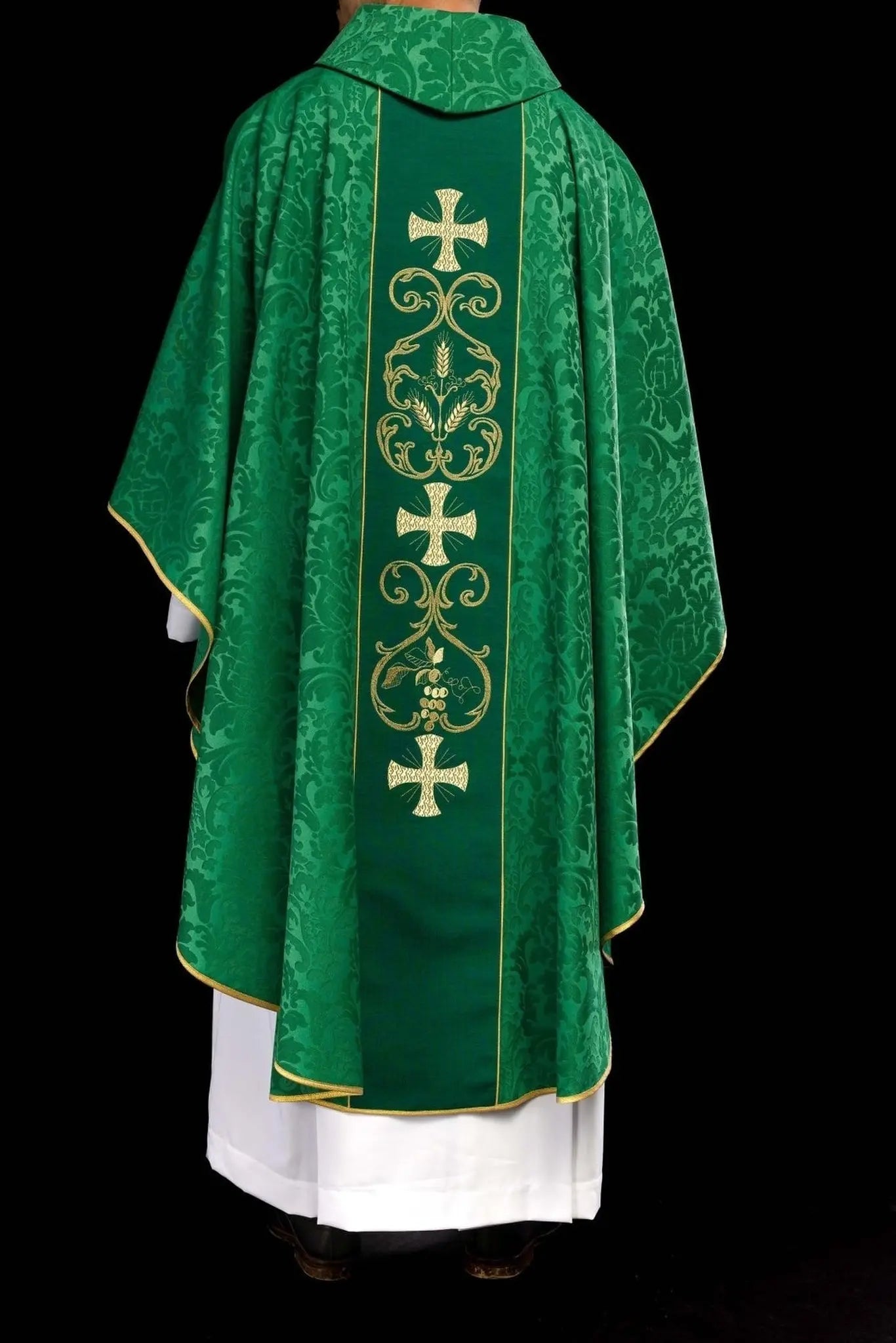 Casulla litúrgica verde decorada con cinturón bordado