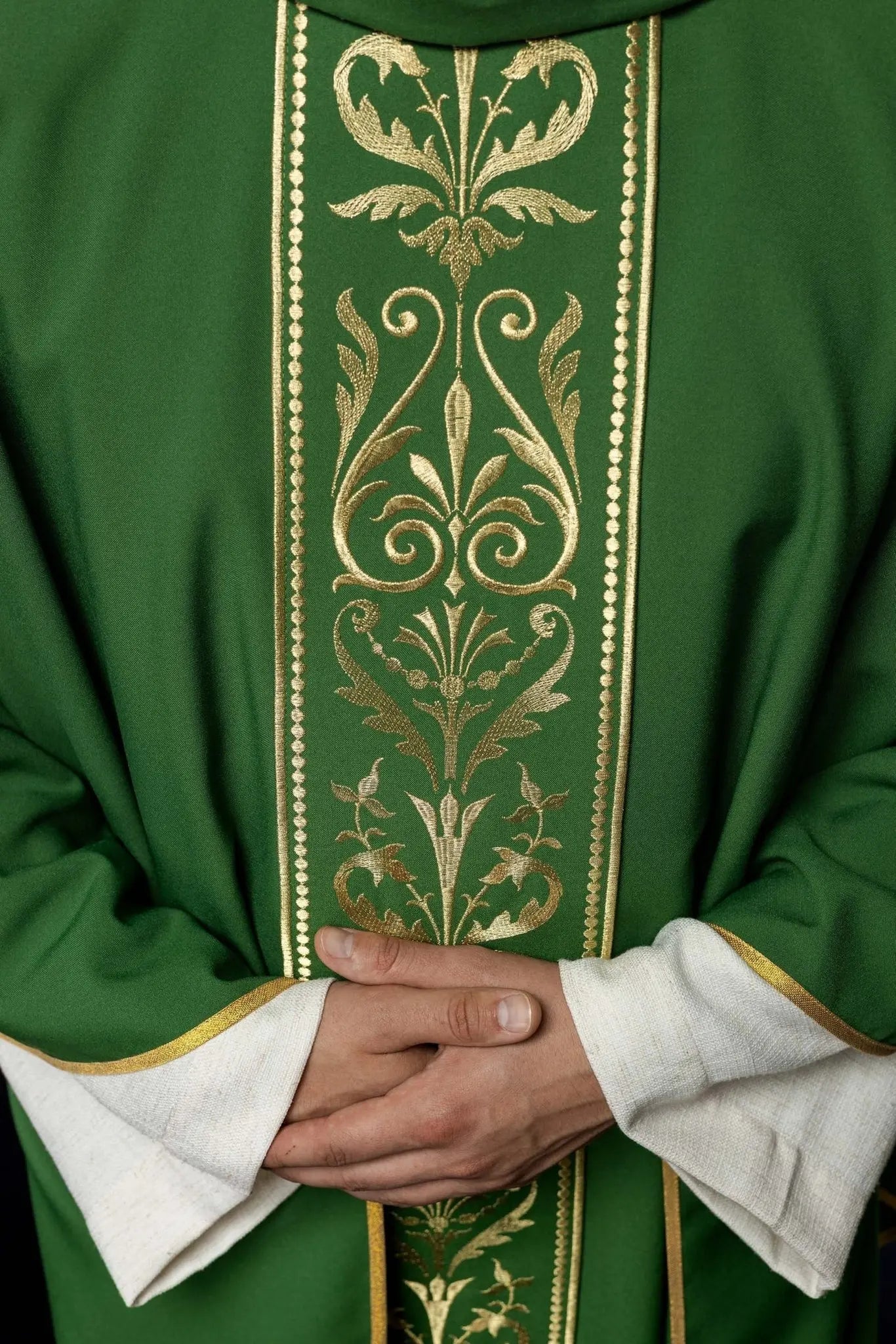 Casulla litúrgica verde decorada con cinturón bordado en oro