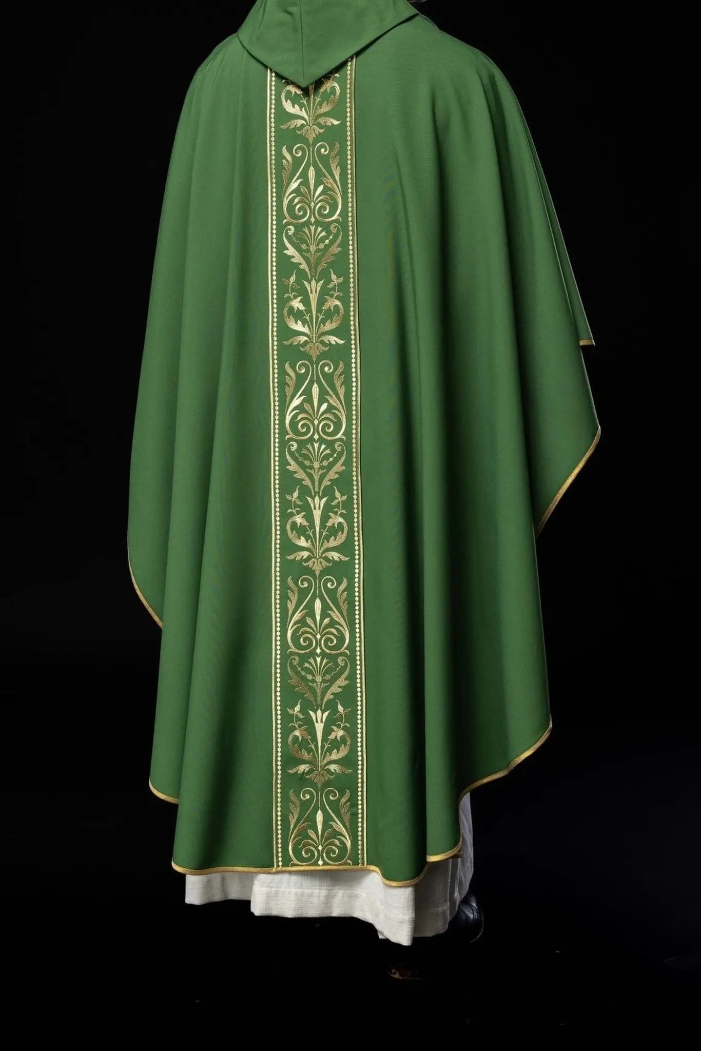 Casulla litúrgica verde decorada con cinturón bordado en oro