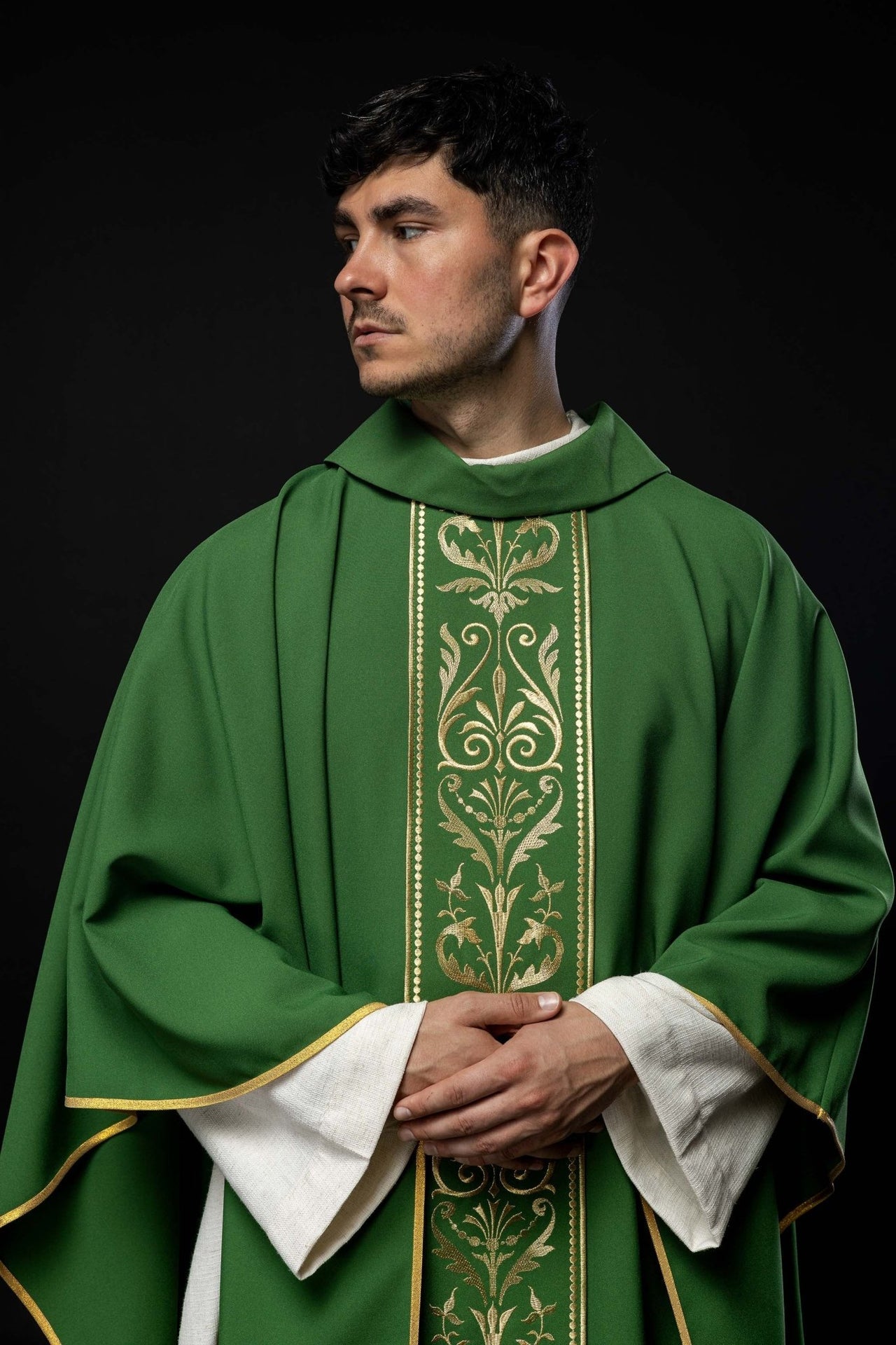 Zielony ornat liturgiczny zdobiony złotym pasem haftowanym