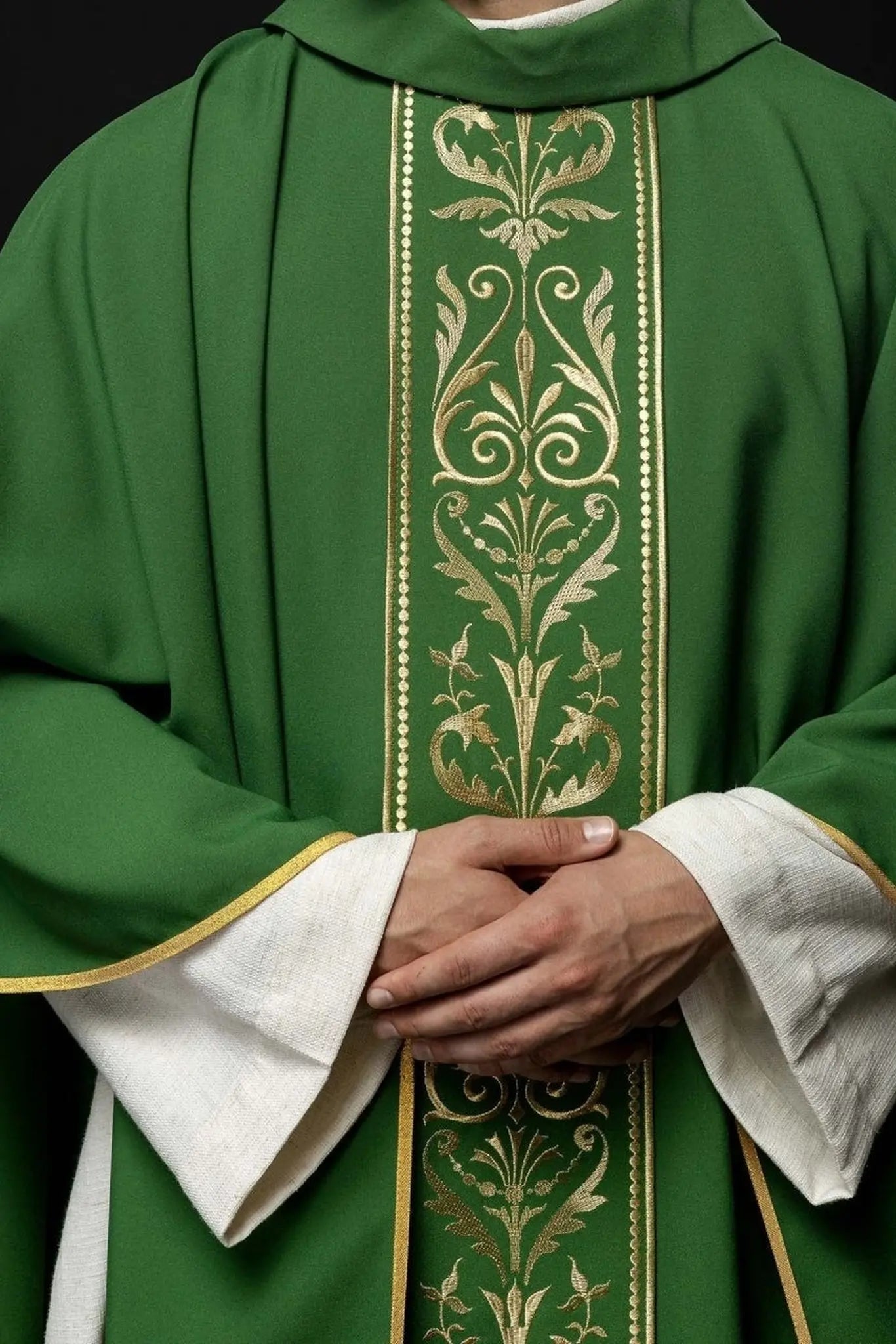 Casulla litúrgica verde decorada con cinturón bordado en oro