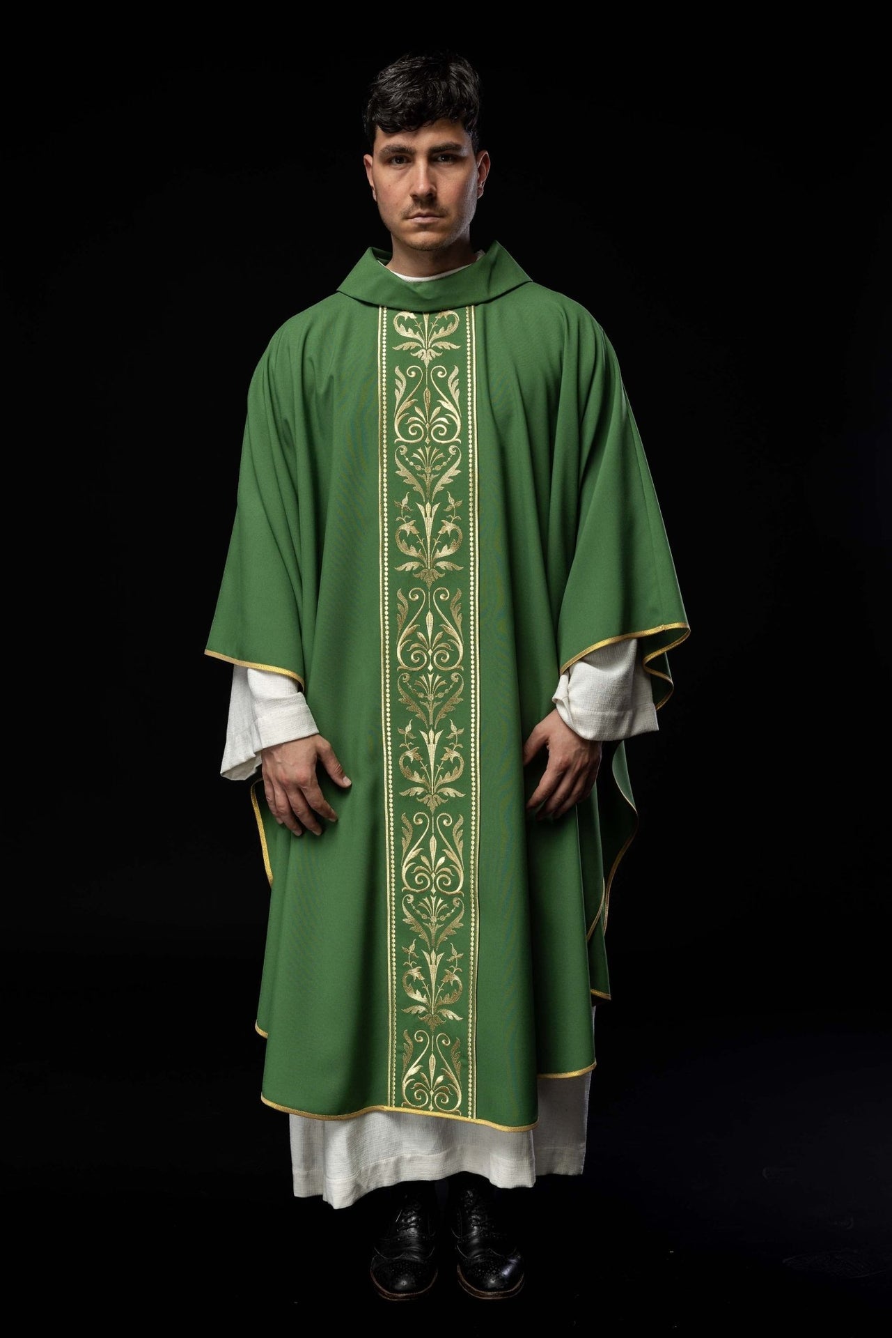 Zielony ornat liturgiczny zdobiony złotym pasem haftowanym