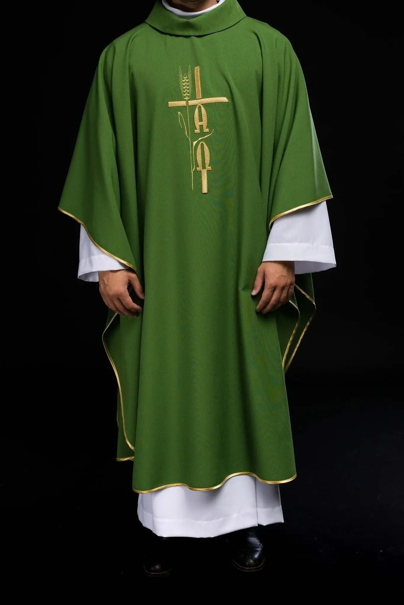 Casulla verde con bordado Alfa Omega