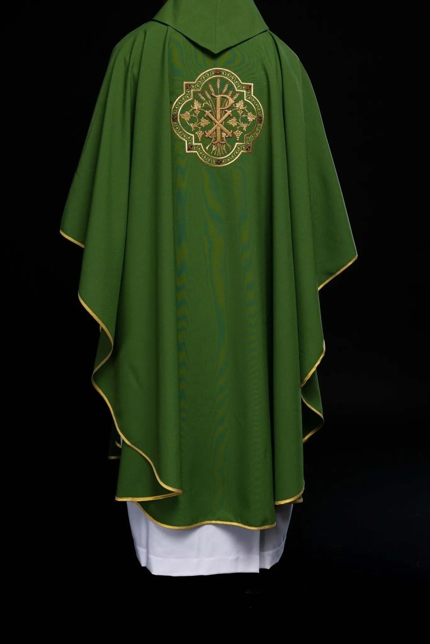 Casulla verde con bordado IHS y PAX