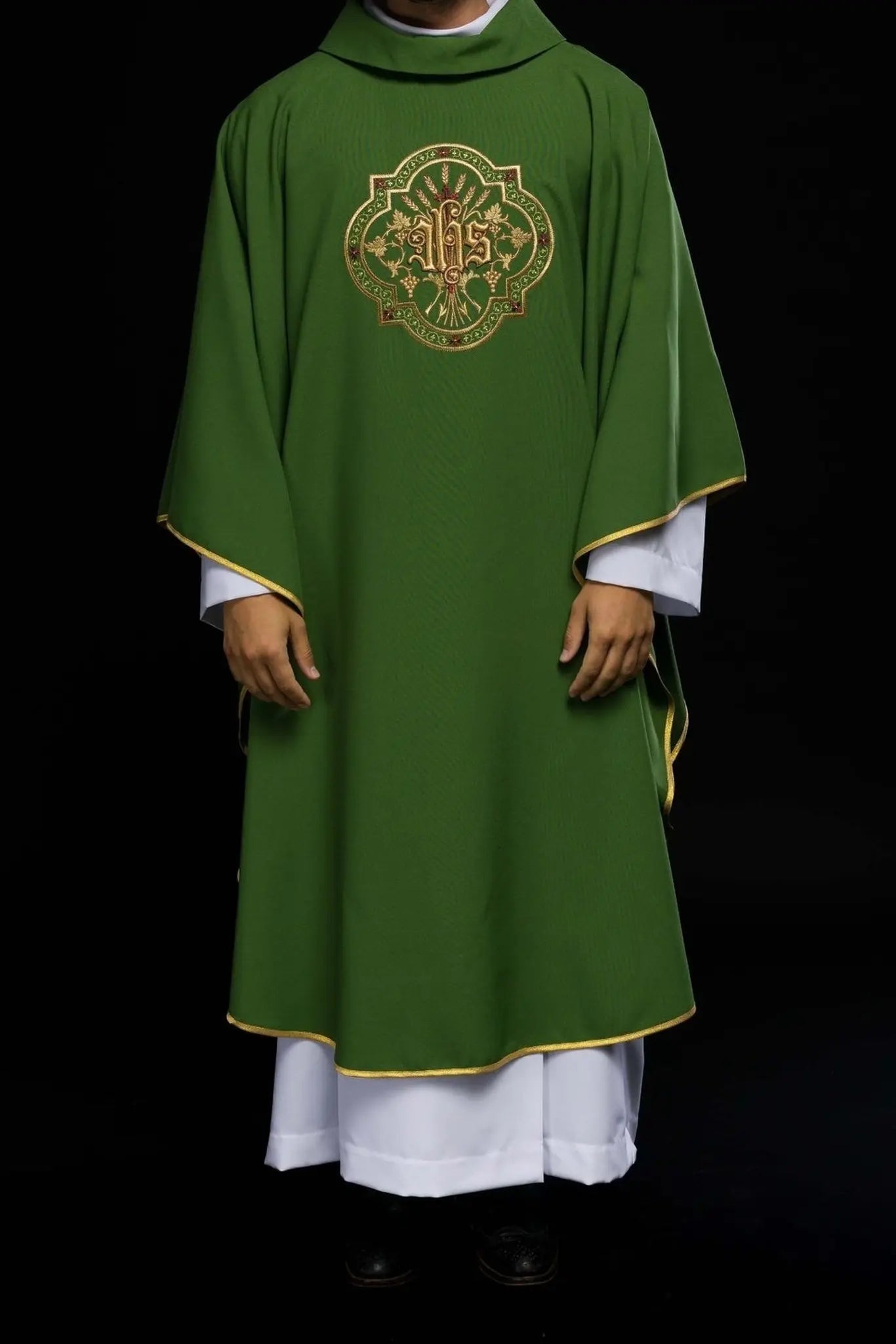 Casulla verde con bordado IHS y PAX