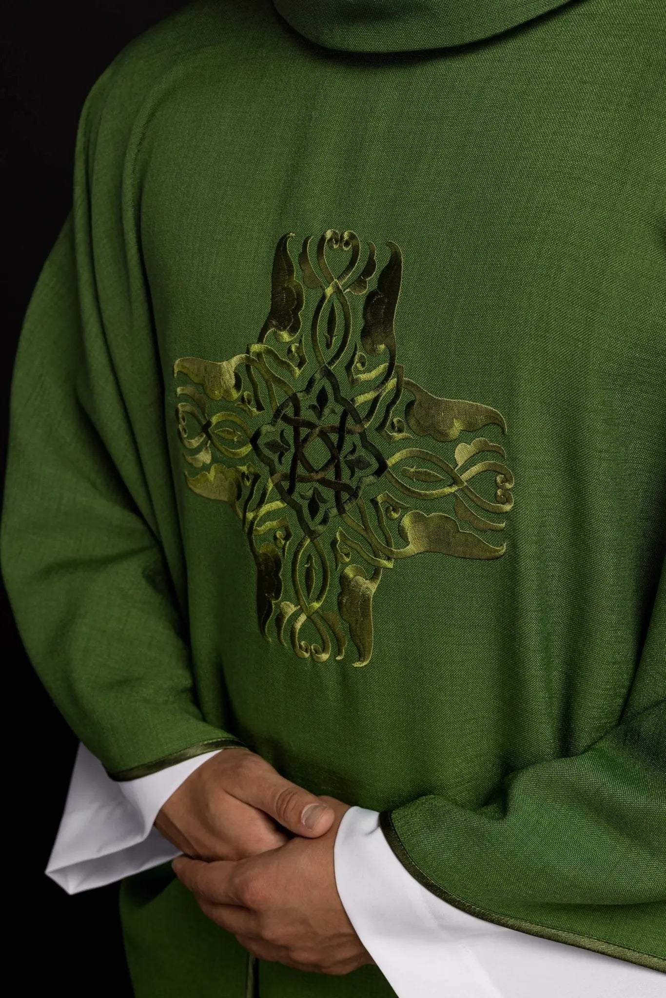Casulla verde con bordado de la Cruz