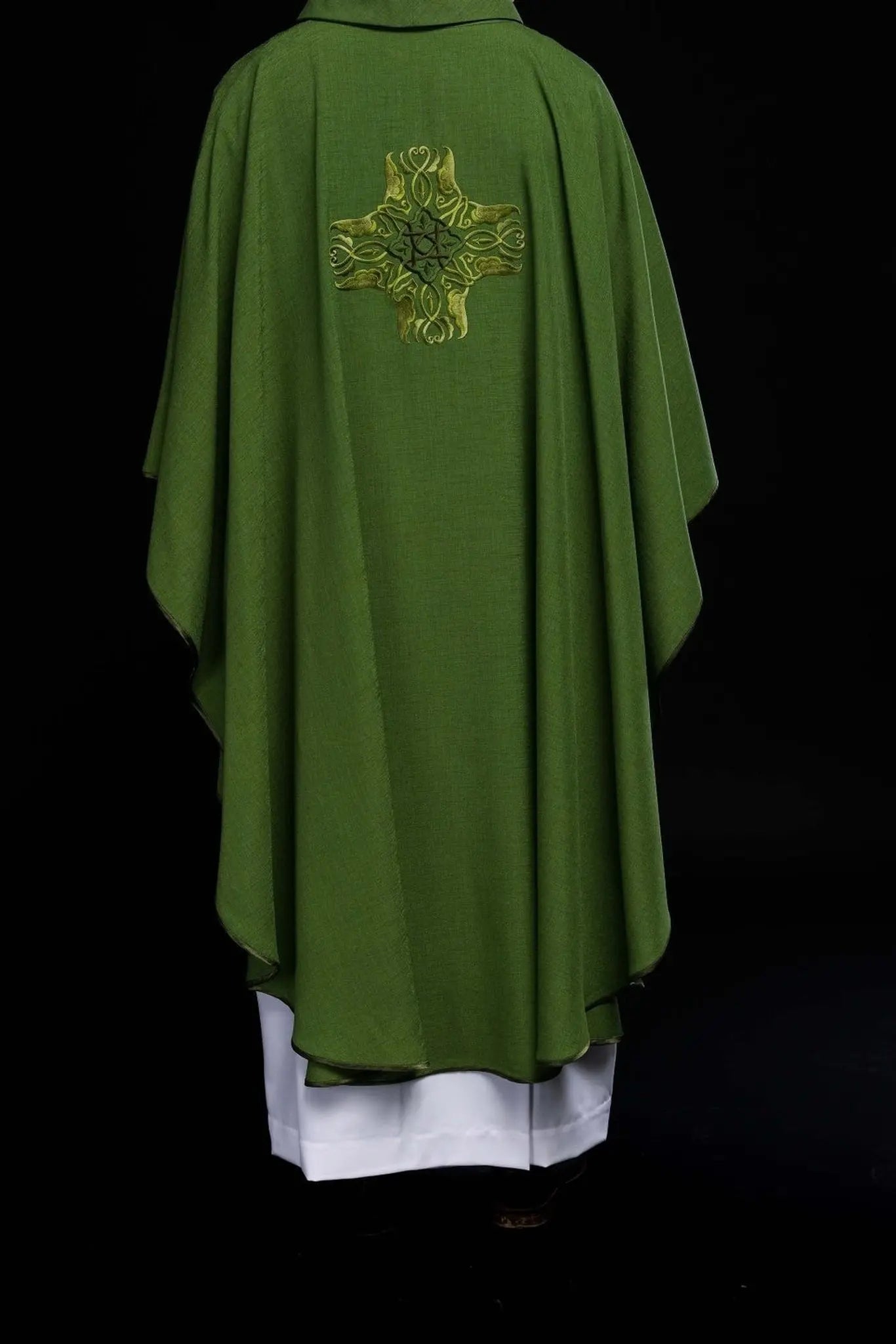 Casulla verde con bordado de la Cruz