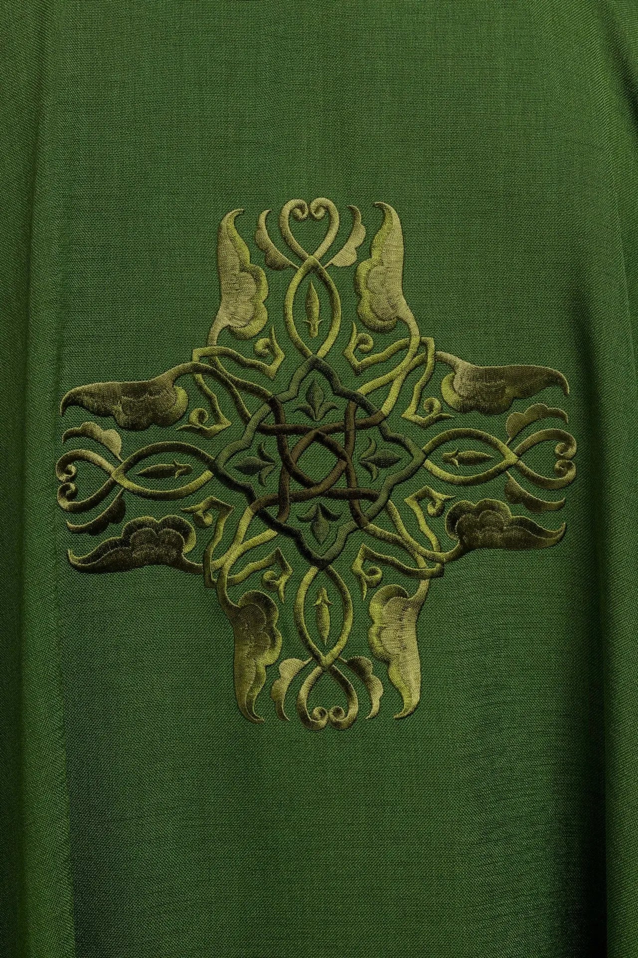 Casulla verde con bordado de la Cruz