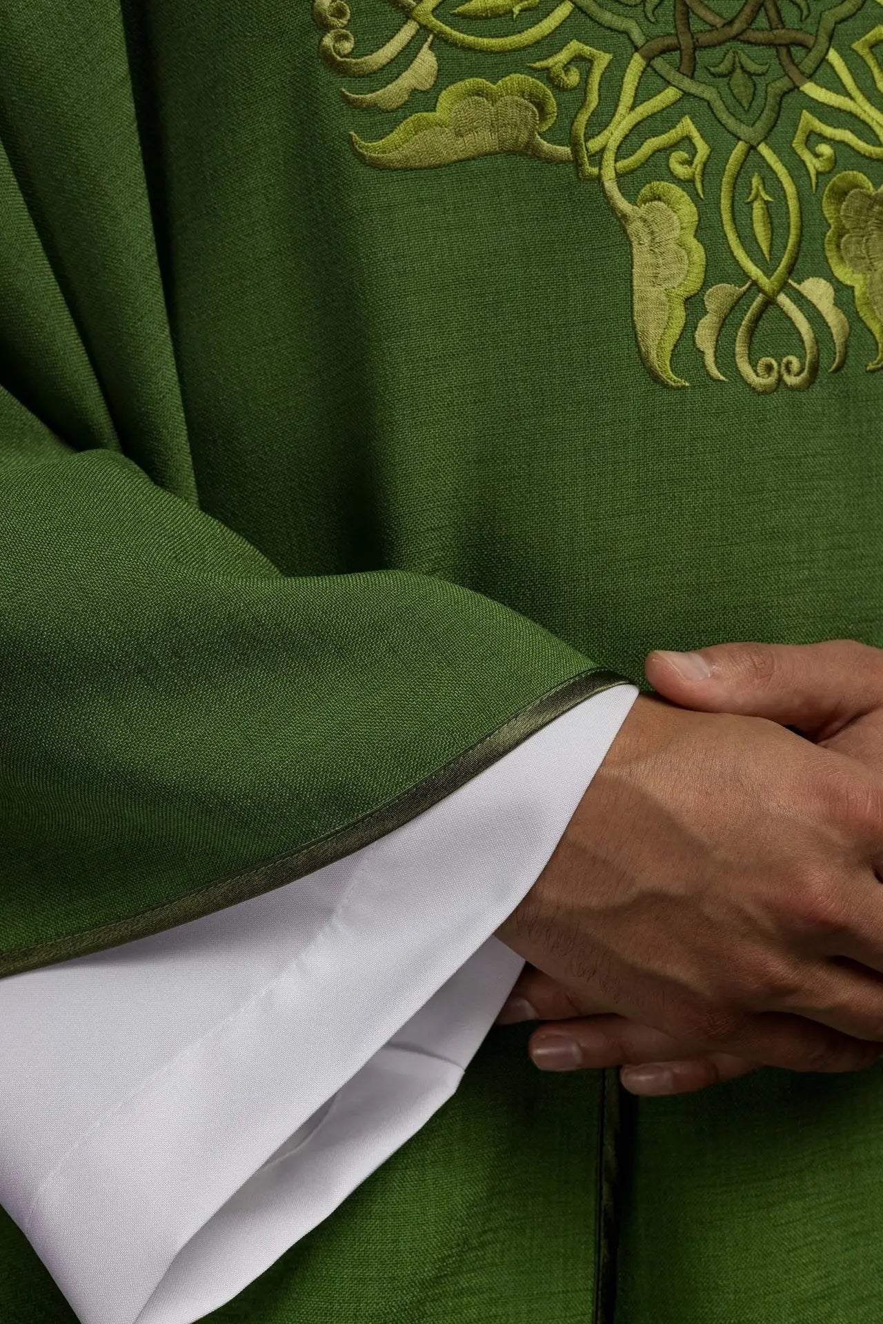 Casulla verde con bordado de la Cruz