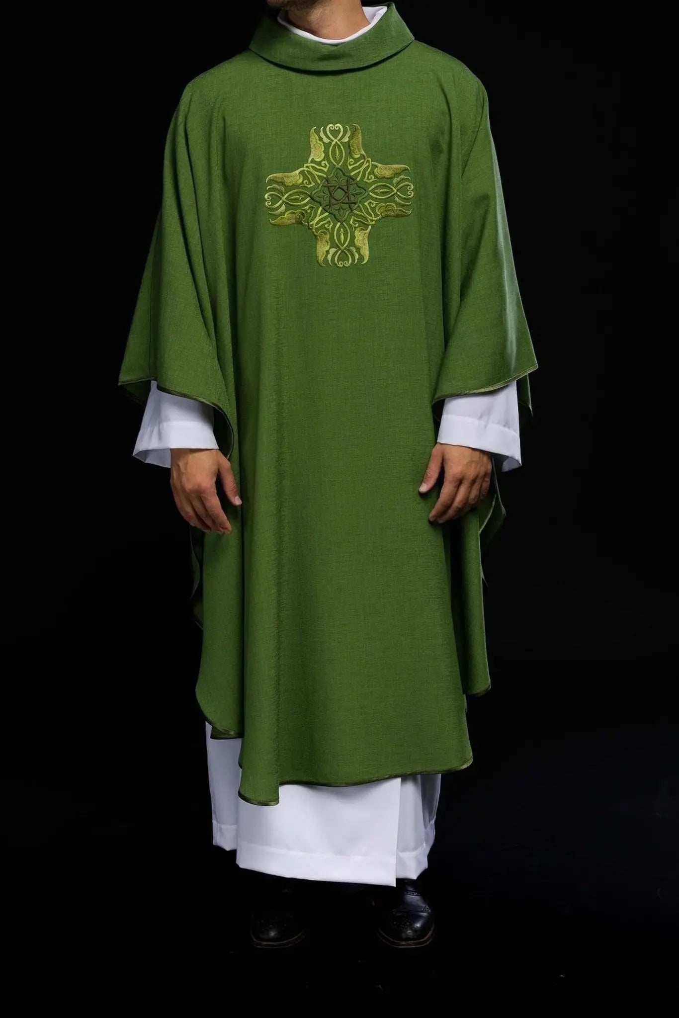 Casulla verde con bordado de la Cruz