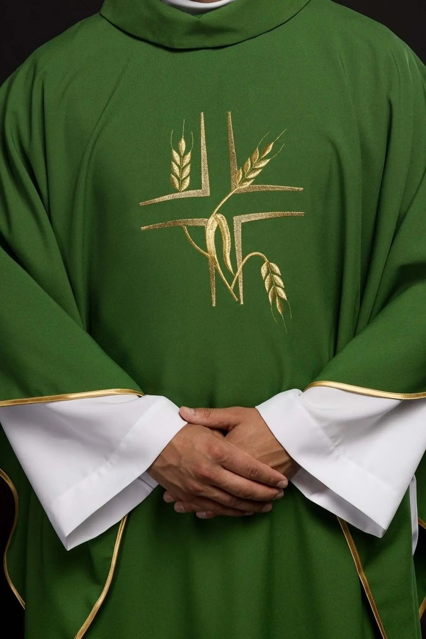 Casulla verde con bordado de la Cruz y Espigas