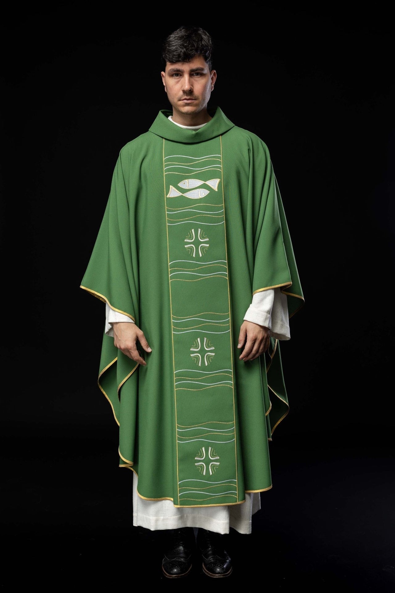 Zielony ornat z haftem krzyża i ryb