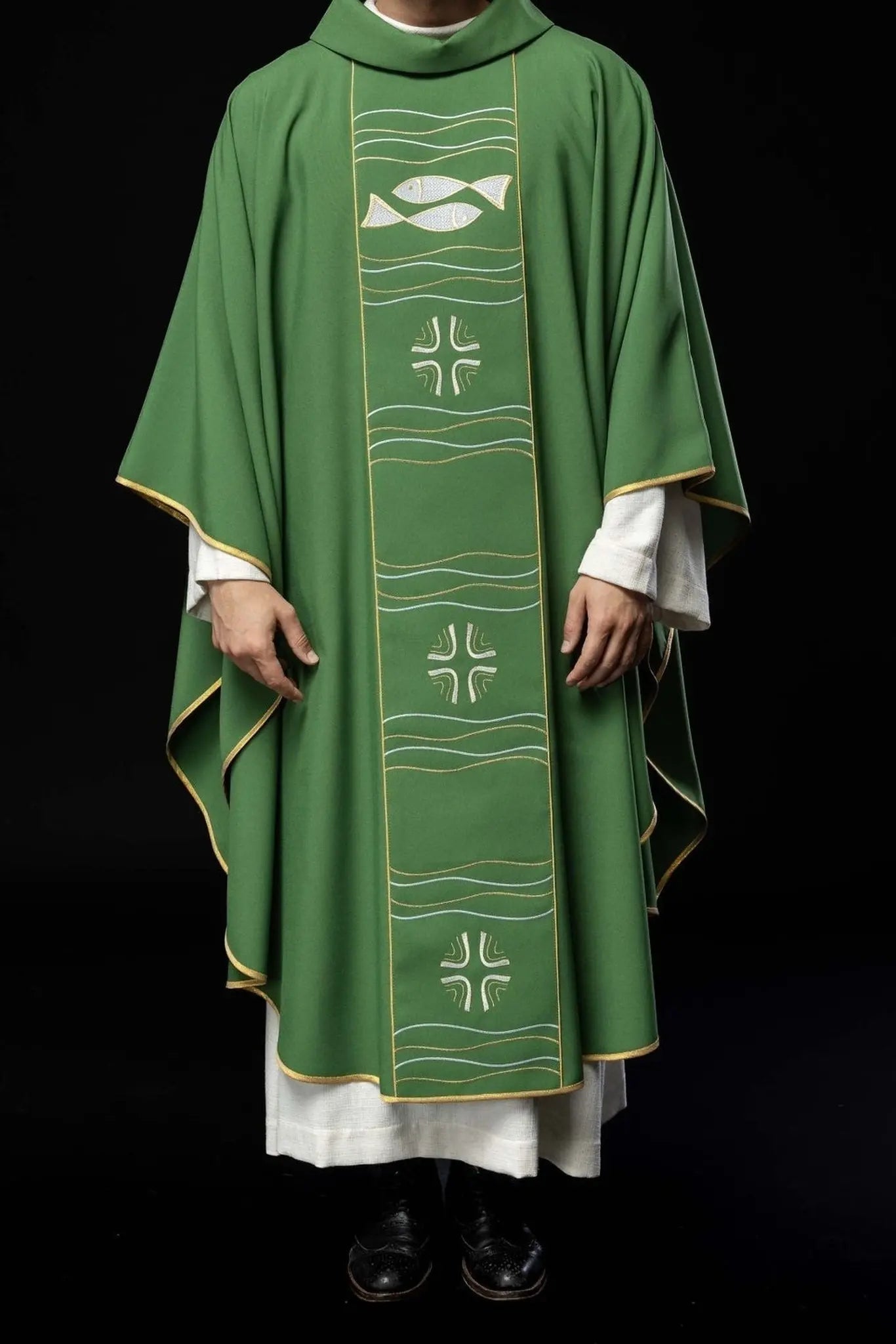 Casulla verde con bordado de cruz y pez