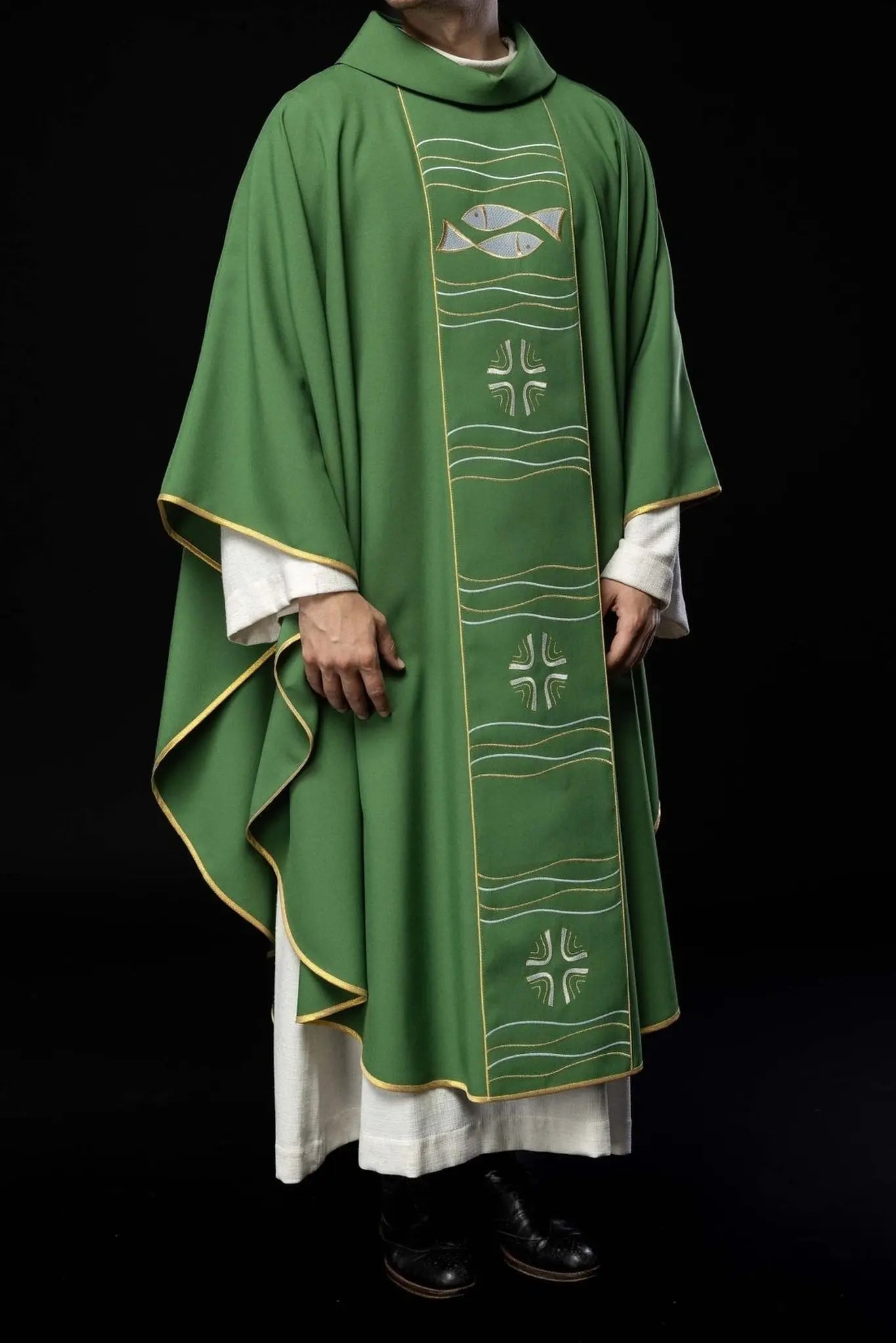 Casulla verde con bordado de cruz y pez