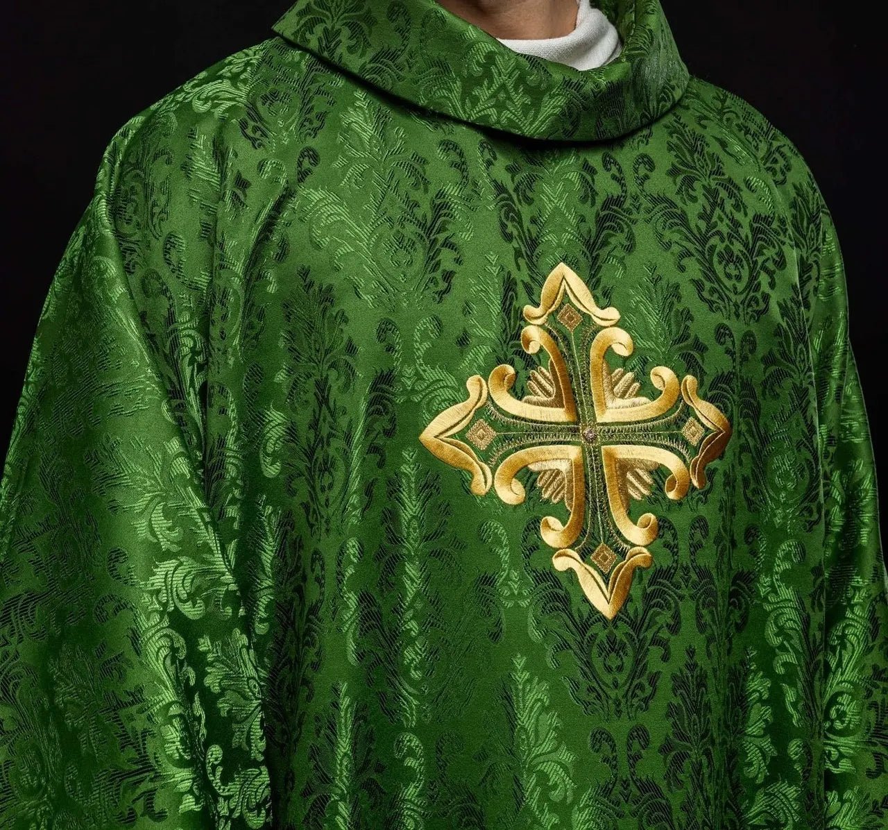 Casulla verde con cruz cosida de tela estampada